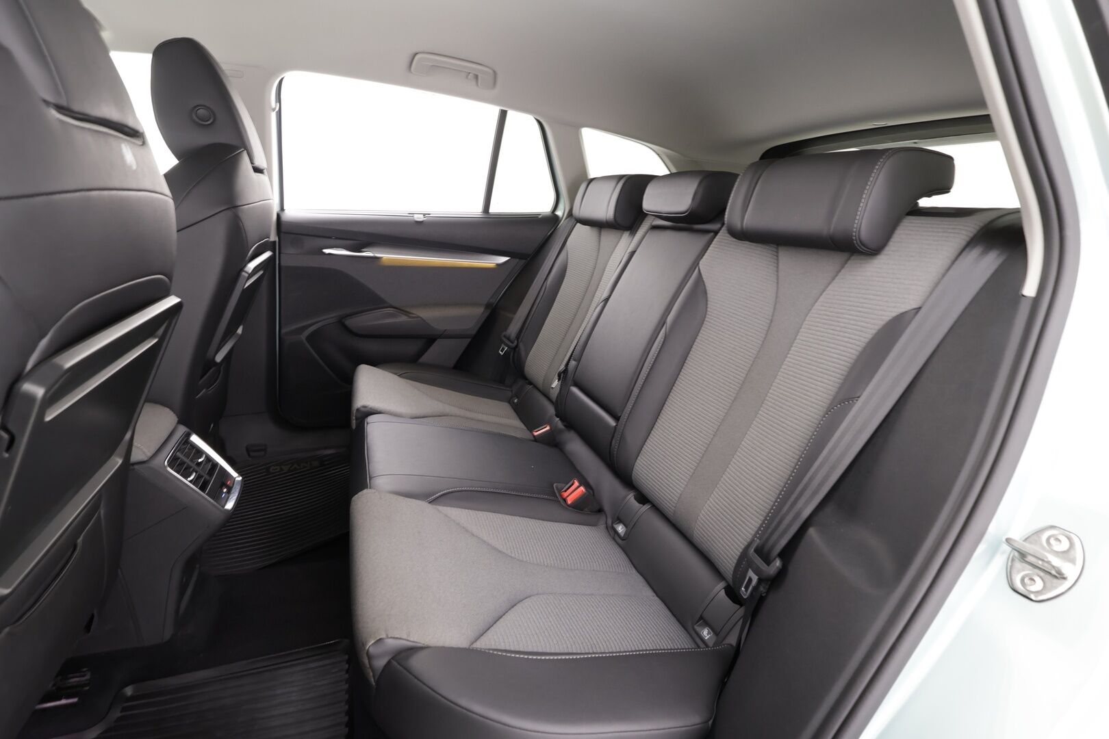 Skoda Enyaq 2022 60 iV - |1.OM Suomi-auto | ILP | ACC | P.kamera | Matrix LED | Muistipenkki | Navi | Puolinahat | Sähköluukku | Kahdet renkaat aluvanteilla|