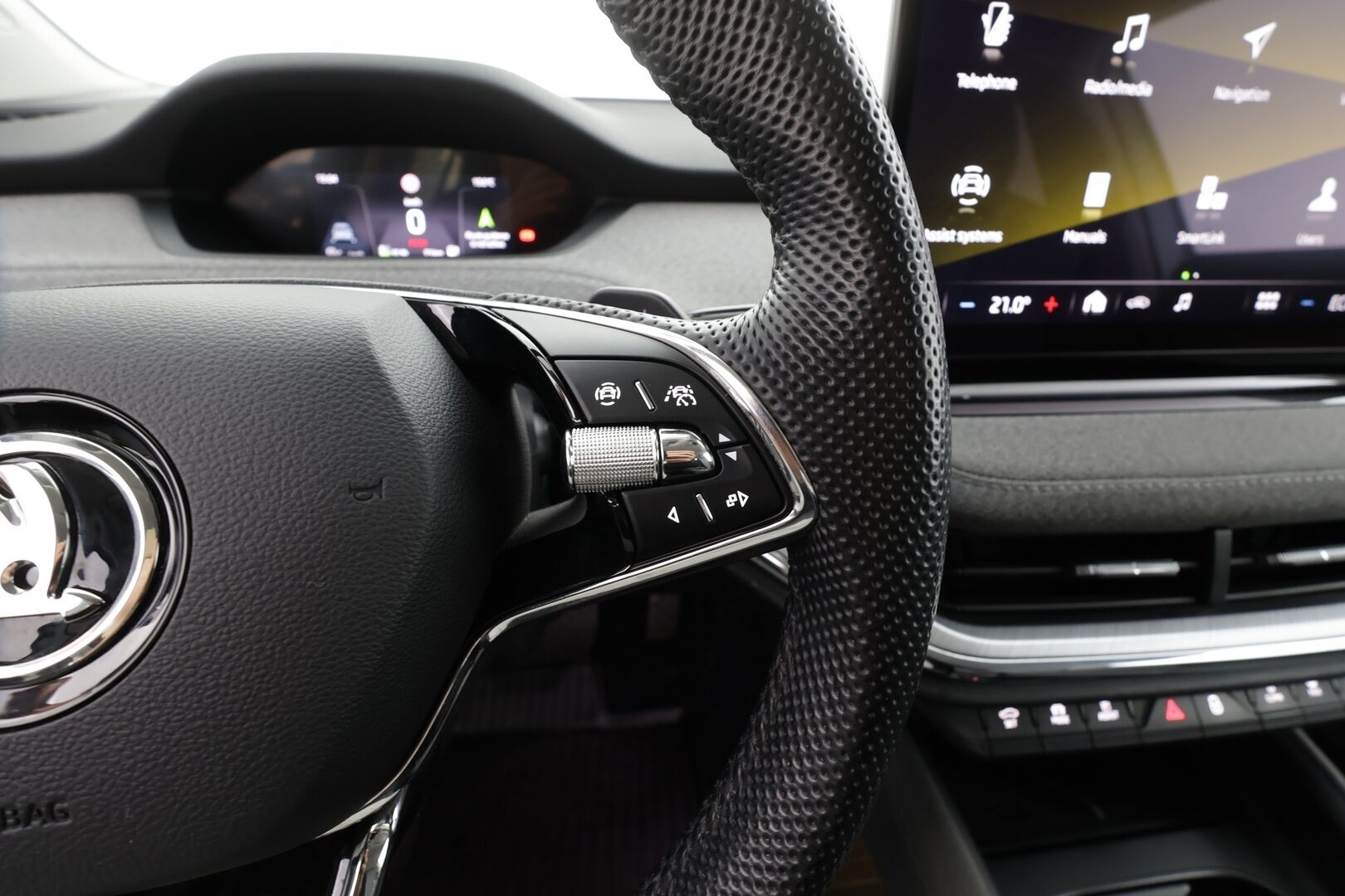 Skoda Enyaq 2022 60 iV * ACC / P.kamera / Matrix LED / ILP / Muistipenkki / Navi / Puolinahat / Sähköluukku * - *1.OM Suomi-auto / Kahdet renkaat aluvanteilla* - HULLUT VÄLIPÄIVÄT KORKOTARJOUS 2,49%