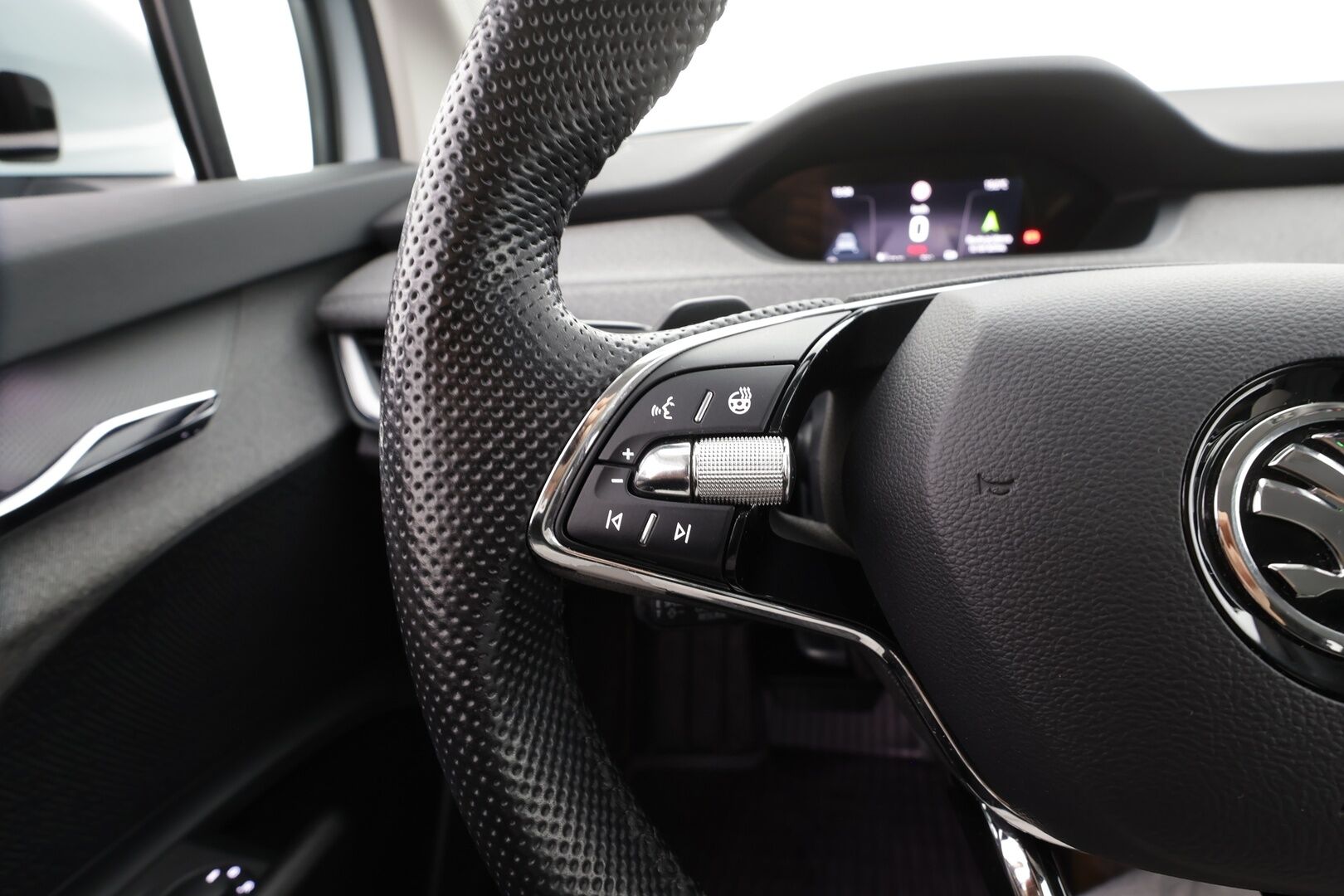 Skoda Enyaq 2022 60 iV *1.OM Suomi-auto / ILP / ACC / P.kamera / Matrix LED / Muistipenkki / Navi* - *Puolinahat / Sähköluukku / Kahdet renkaat aluvanteilla*