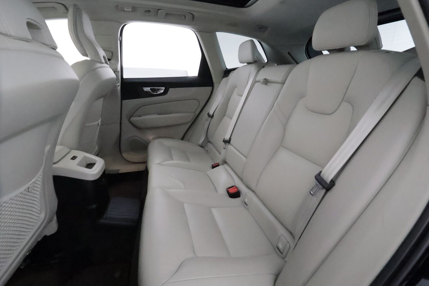 Volvo XC60 2022 T8 AWD Long Range High Performance Plus Bright **Panorama / Full-LED / Koukku / ACC / P.kamera / Sportpenkit Muistilla** - 3,99 % KORKOTARJOUS TÄHÄN AUTOON - 1-om Suomi-auto / Kahdet Renkaat / Merkkihuollettu! / **HYVILLÄ KAMOILLA**