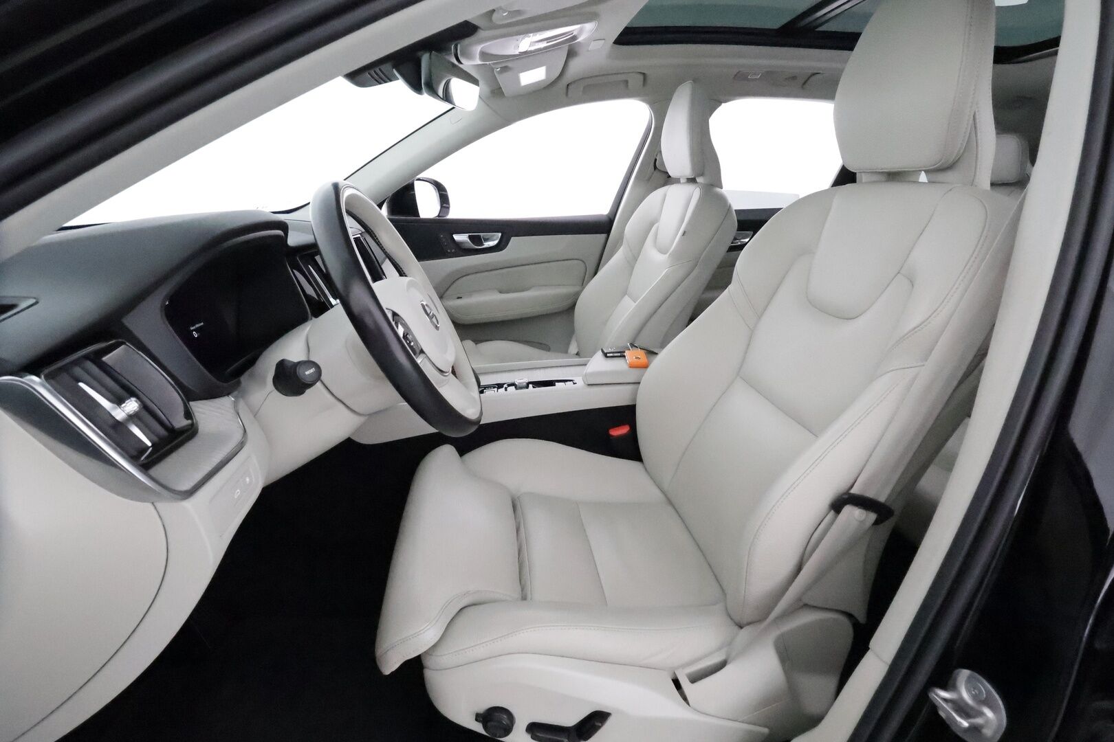 Volvo XC60 2022 T8 AWD Long Range High Performance Plus Bright **Panorama / Full-LED / Koukku / ACC / P.kamera / Sportpenkit Muistilla** - 3,99 % KORKOTARJOUS TÄHÄN AUTOON - 1-om Suomi-auto / Kahdet Renkaat / Merkkihuollettu! / **HYVILLÄ KAMOILLA**