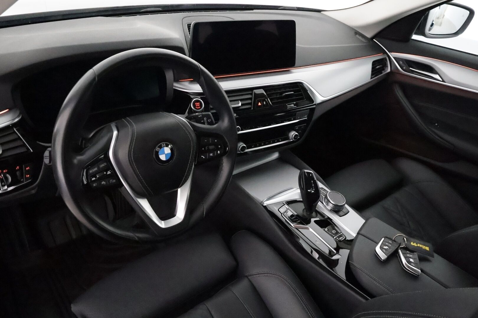 BMW 520 2022 G31 LCI Touring 520d A xDrive MHEV **Adapt. vakkari / Hifi / Sporttipenkit / Adapt. LED / Koukku / Apple&Android** - 3,99 % KORKOTARJOUS TÄHÄN AUTOON - 1-om. Suomi-auto / P.kamera / Nahkasisusta