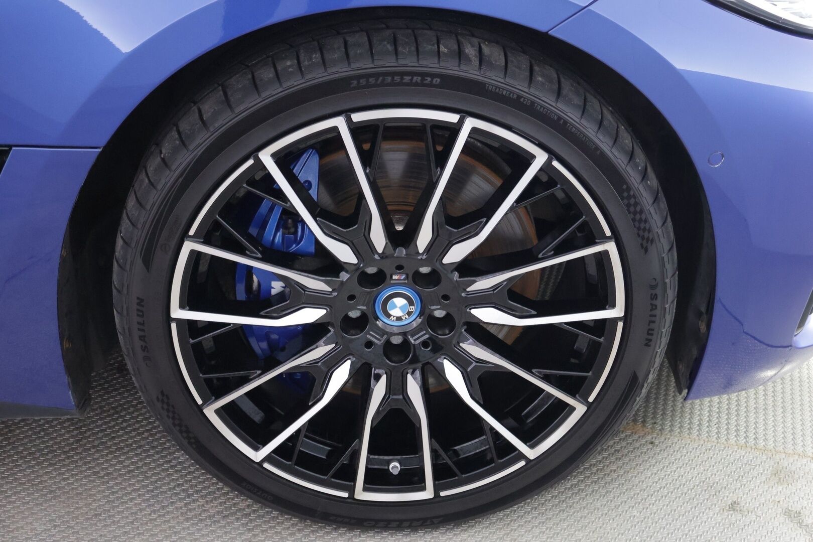 BMW I4 M50 2022 M50 *H&K / Adapt. vakkari / Portimao Blue / BLISS / Shadowline / Comfort access / Peruutuskamera / - 3,99 % KORKOTARJOUS TÄHÄN AUTOON 16.9. ASTI! - *Suomi auto / 1-Omisteinen / Merkkihuollettu / Kahdet renkaat vantein*