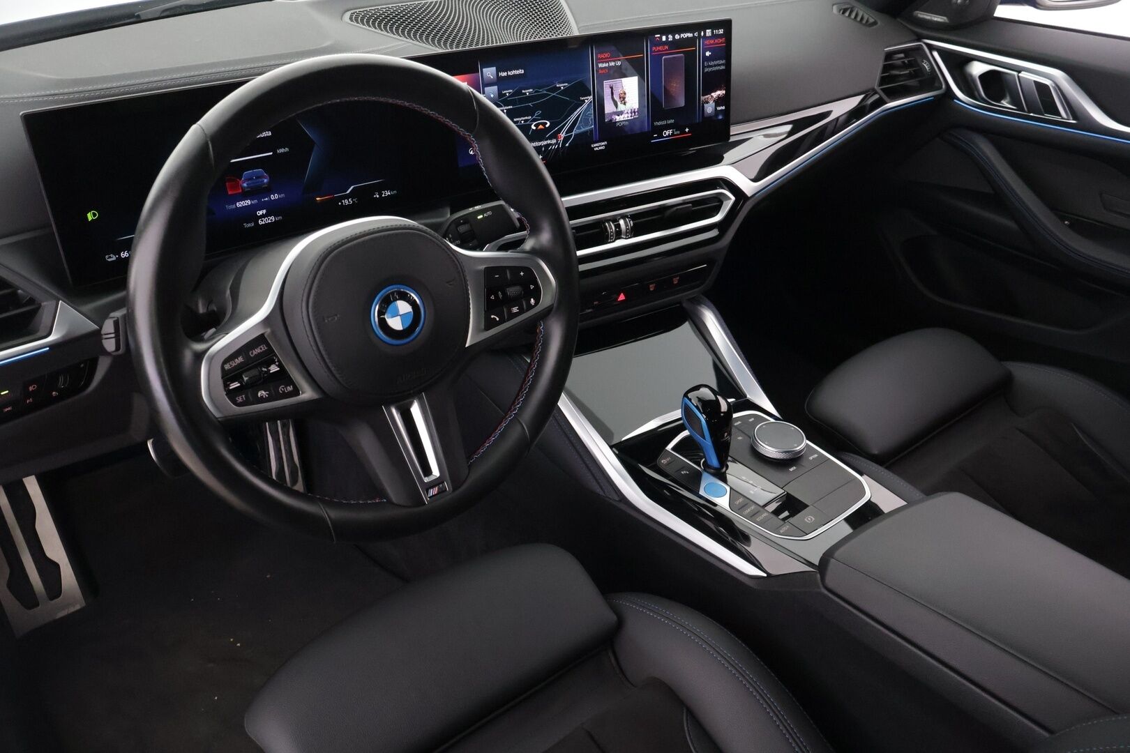 BMW I4 M50 2022 M50 *H&K / Adapt. vakkari / Portimao Blue / BLISS / Shadowline / Comfort access / Peruutuskamera / - 3,99 % KORKOTARJOUS TÄHÄN AUTOON 16.9. ASTI! - *Suomi auto / 1-Omisteinen / Merkkihuollettu / Kahdet renkaat vantein*