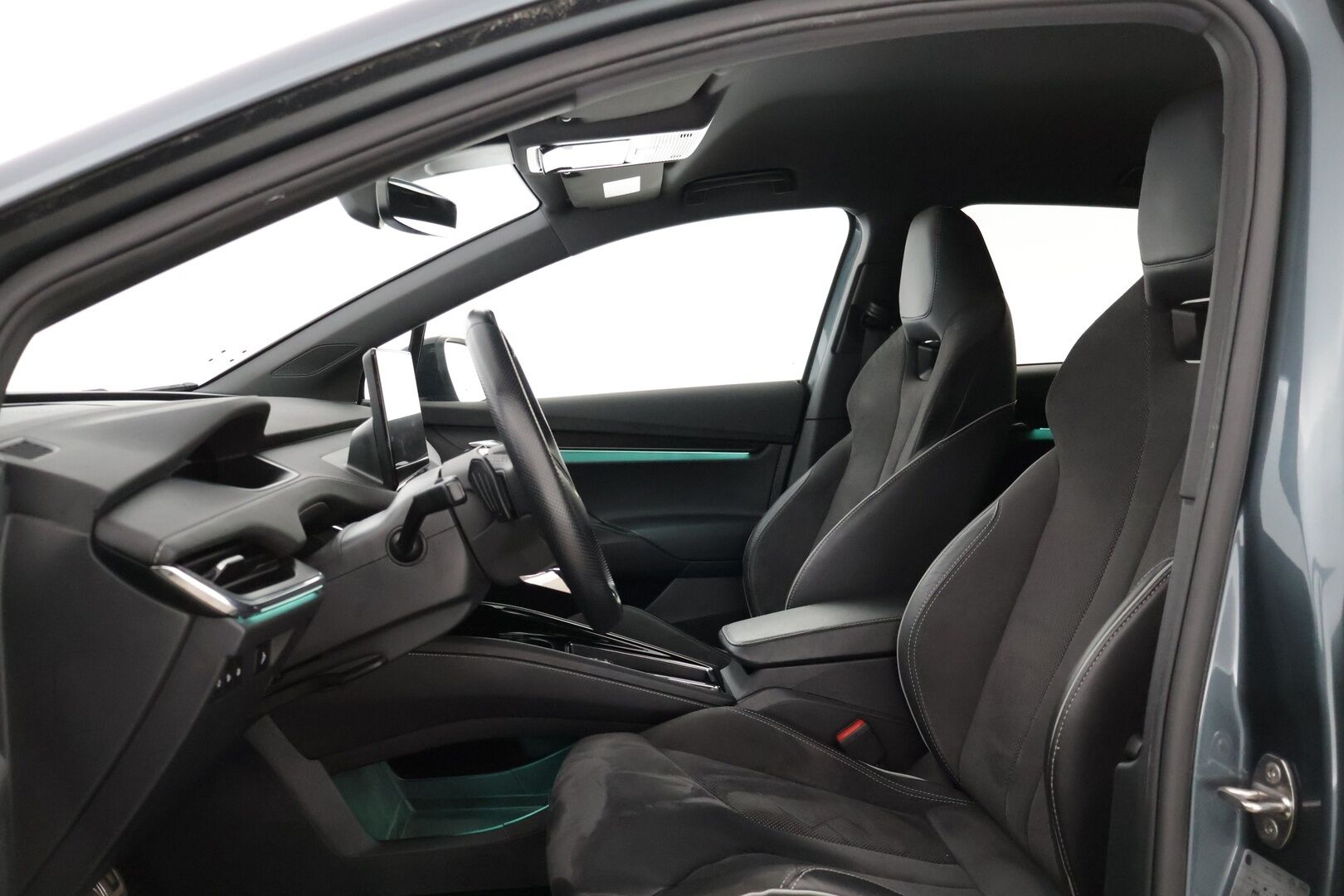 Skoda Enyaq 2022 60 SportLine iV * Peruutuskamera / Sähköluukku / Ambient / AppleCarPlay / Navi / LED - * Näyttävä SportLine /  Kahdet renkaat alumiinivanteilla! *