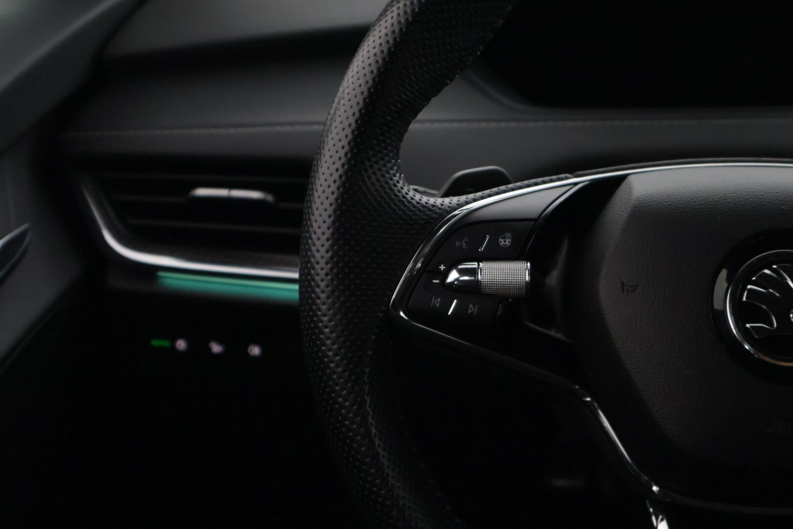 Skoda Enyaq 2022 60 SportLine iV * Peruutuskamera / Sähköluukku / Ambient / AppleCarPlay / Navi / LED - * Näyttävä SportLine /  Kahdet renkaat alumiinivanteilla! *