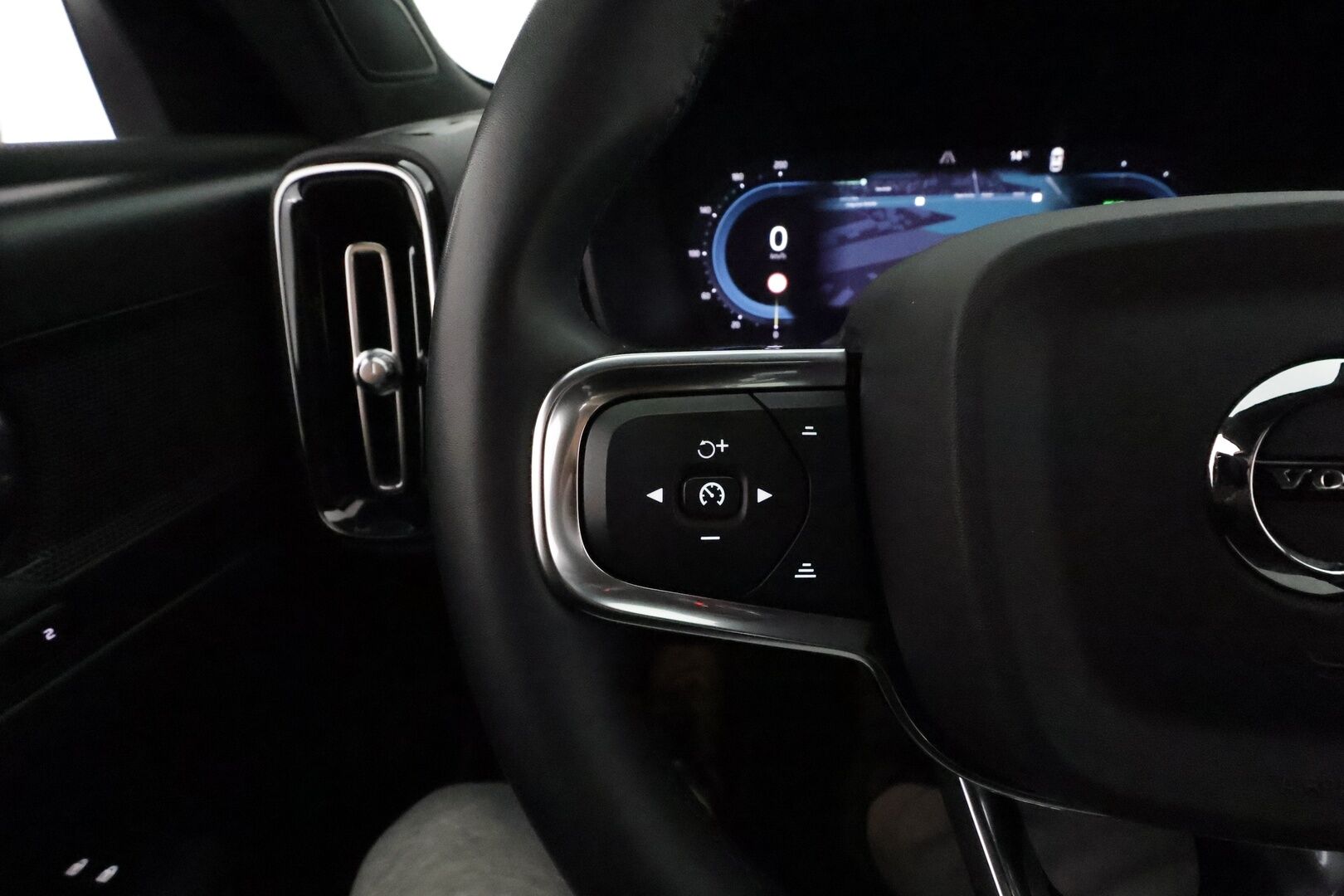 Volvo XC40 2023 Recharge Plus aut. *ACC / KOUKKU / ILP / P.kamera / Muistipenkki / Pixel LED / BLIS / Facelift / Navi* - SOH 96%! / Suomi-auto / Kahdet renkaat aluvanteilla / Merkkihuollettu