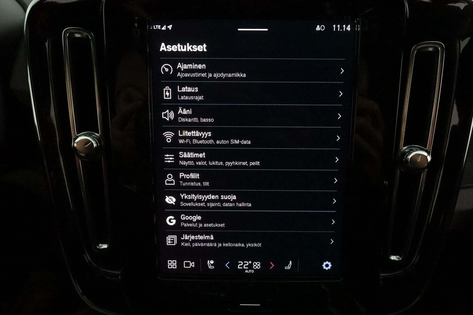 Volvo XC40 2023 Recharge Plus aut. *ACC / KOUKKU / ILP / P.kamera / Muistipenkki / Pixel LED / BLIS / Facelift / Navi* - SOH 96%! / Suomi-auto / Kahdet renkaat aluvanteilla / Merkkihuollettu