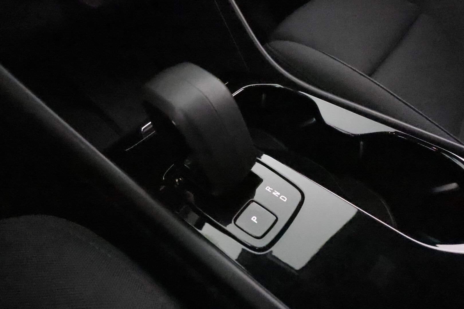 Volvo XC40 2023 Recharge Plus aut. *ACC / KOUKKU / ILP / P.kamera / Muistipenkki / Pixel LED / BLIS / Facelift / Navi* - SOH 96%! / Suomi-auto / Kahdet renkaat aluvanteilla / Merkkihuollettu