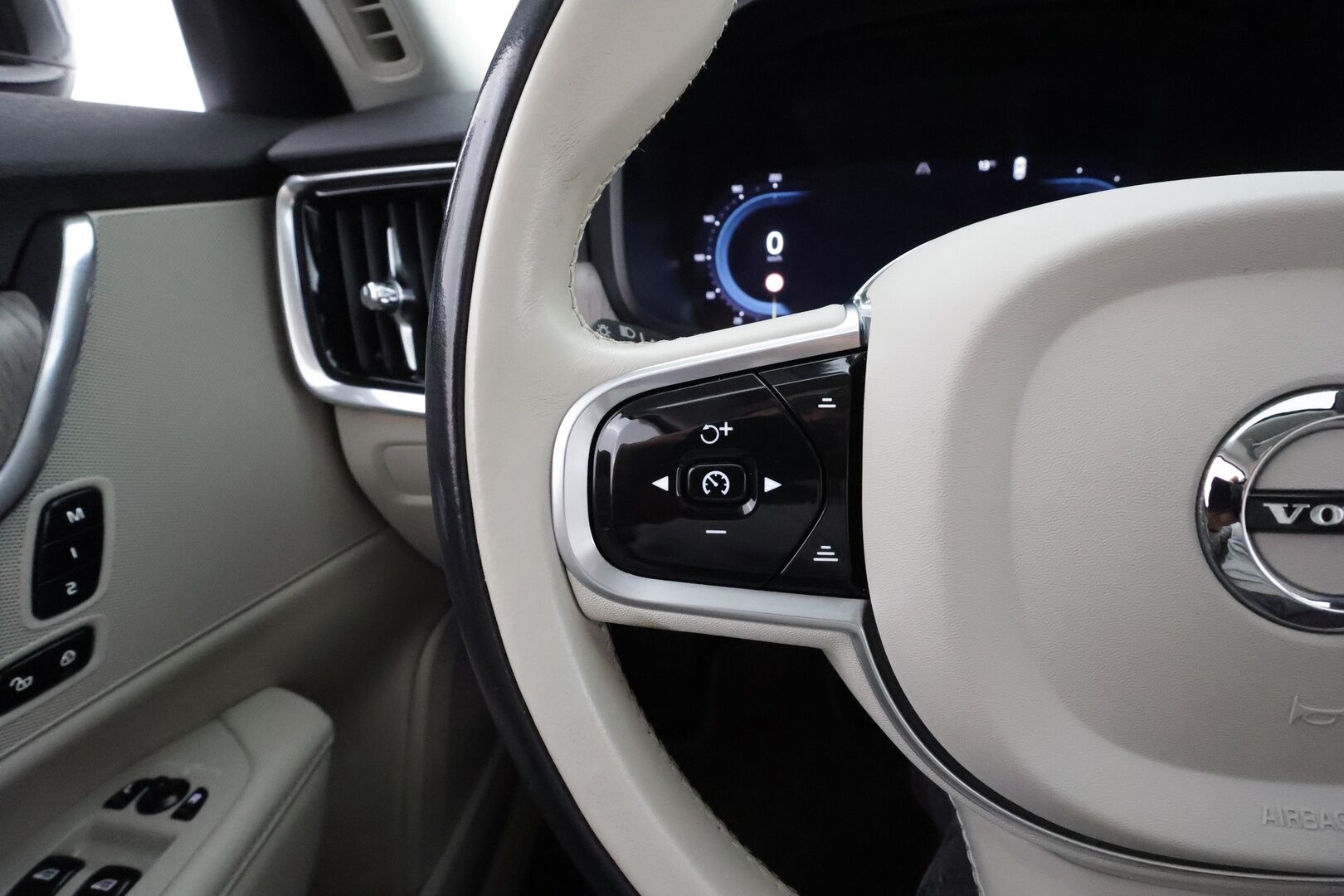 Volvo V90 2023 T6 AWD Long Range Plus Bright aut * ACC / Koukku / Full-LED / P.Kamera / Sportnahat Muistilla / Navi / Kaistavahti * - 1-om Suomi-auto / Akku kuntotarkastettu / Kahdet renkaat aluvanteilla / Merkkihuollot