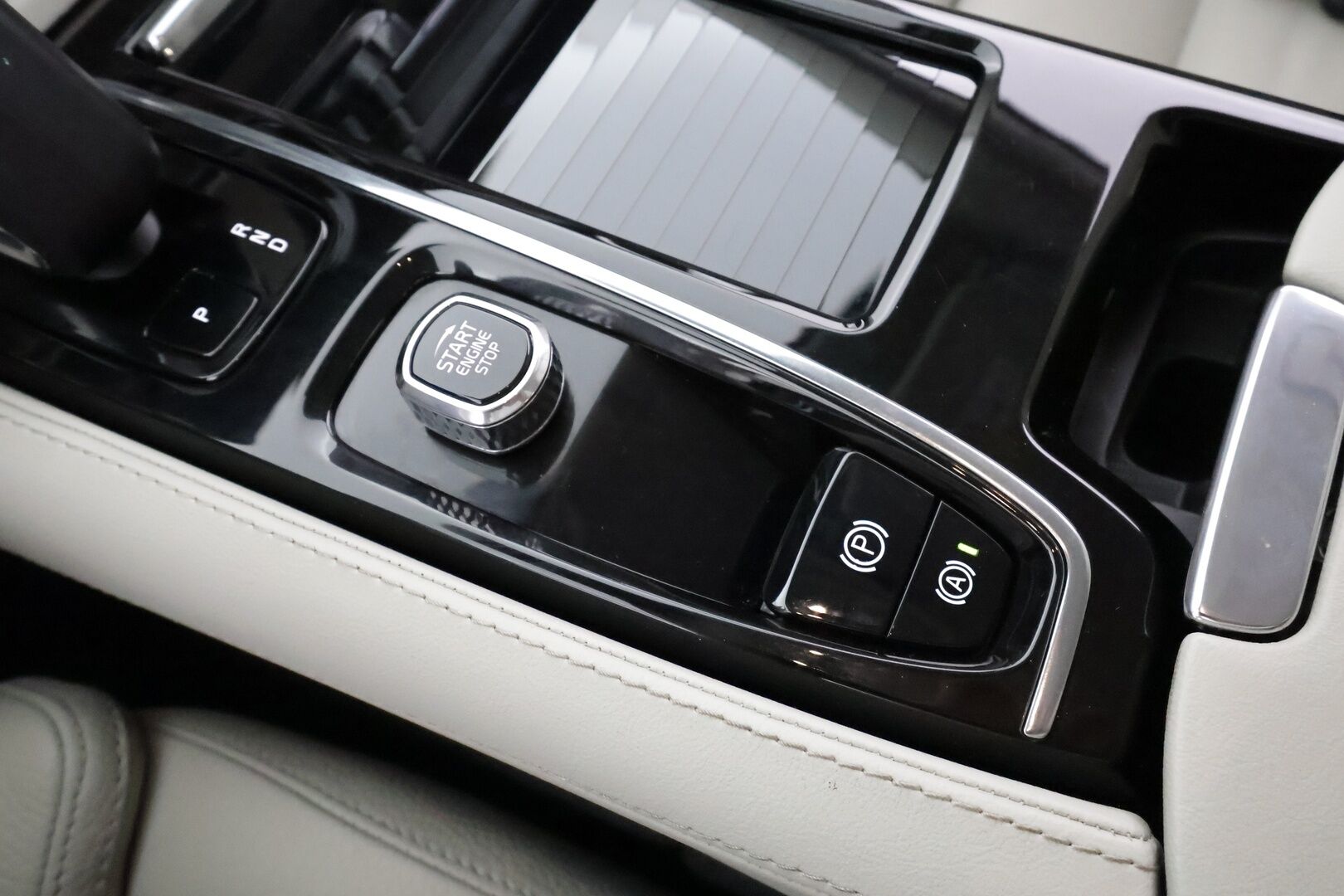 Volvo V90 2023 T6 AWD Long Range Plus Bright aut * ACC / Koukku / Full-LED / P.Kamera / Sportnahat Muistilla / Navi / Kaistavahti * - 1-om Suomi-auto / Akku kuntotarkastettu / Kahdet renkaat aluvanteilla / Merkkihuollot