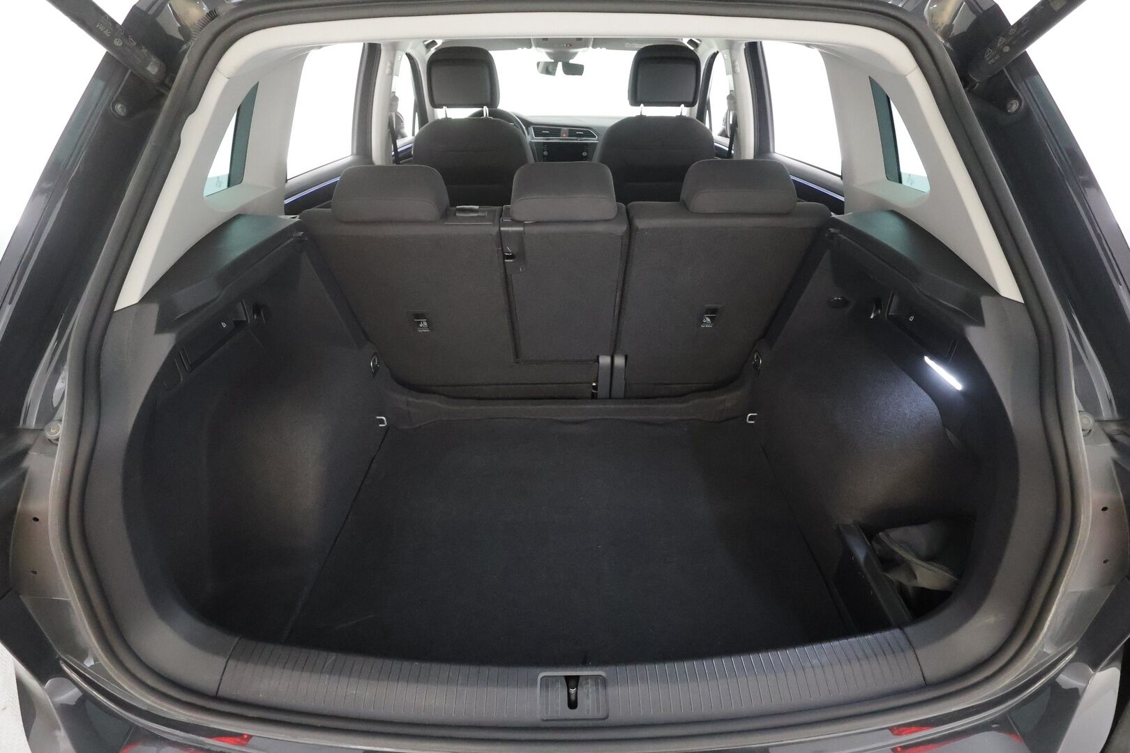 Volkswagen Tiguan 2022 Style Business 1,5 TSI 110 kW DSG-automaatti - | Webasto | ACC | Matrix-LED | P.kamera | Hierovat Sporttipenkit | Kaistavahti | Keyless | Ratinlämmitys | Ambient-valot | 1-om Suomi-auto | Kahdet renkaat | ALV |