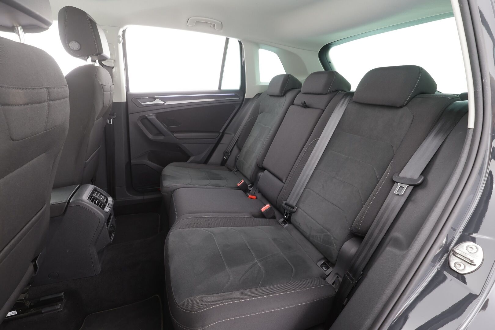 Volkswagen Tiguan 2022 Style Business 1,5 TSI 110 kW DSG-automaatti - | Webasto | ACC | Matrix-LED | P.kamera | Hierovat Sporttipenkit | Kaistavahti | Keyless | Ratinlämmitys | Ambient-valot | 1-om Suomi-auto | Kahdet renkaat | ALV |
