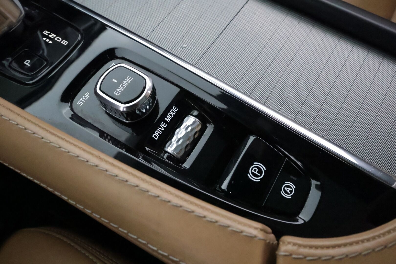 Volvo XC90 2016 T8 Twin Engine AWD Inscription aut **Panorama / HUD / Adapt.Vakkari / Full-LED / Ilmastoidut Sporttinahat Muistilla** - 3,99 % KORKOTARJOUS TÄHÄN AUTOON - Akku kuntotarkastettu / P.Kamera / Webasto / Istuimet-7 / Navi / Kaistavahti / 4-Alueinen AC / Digimittaristo / 2x Renkaat 