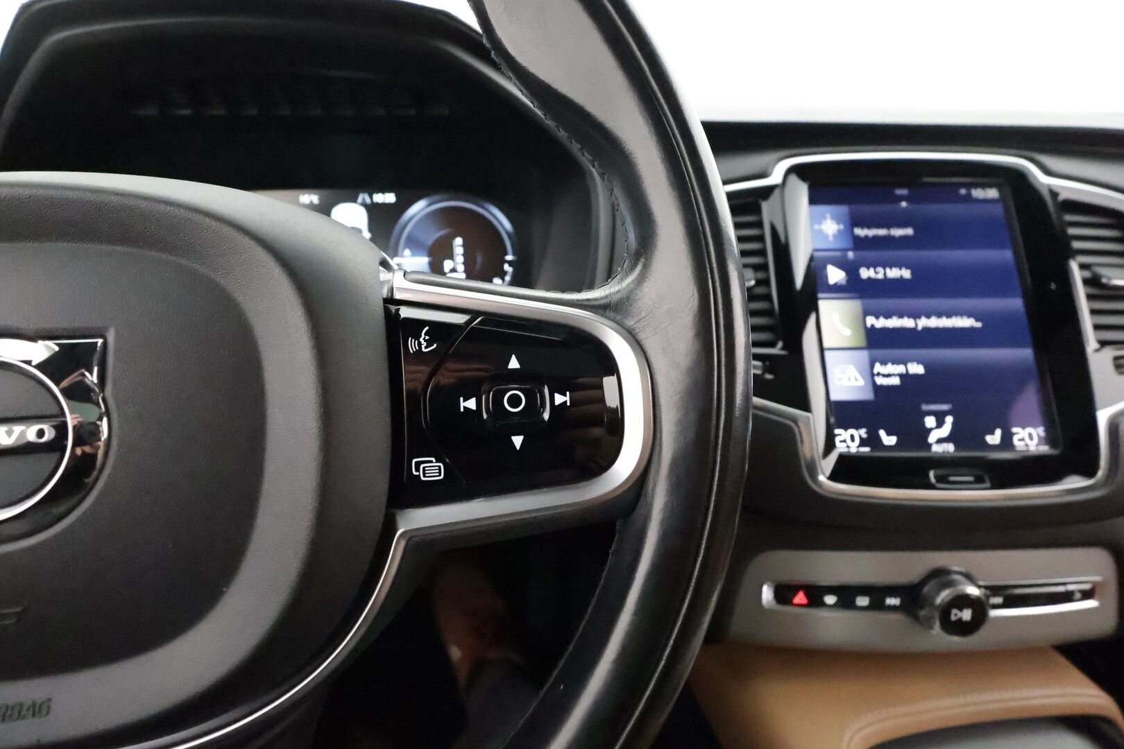 Volvo XC90 2016 T8 Twin Engine AWD Inscription aut **Panorama / HUD / Adapt.Vakkari / Full-LED / Ilmastoidut Sporttinahat Muistilla** - 3,99 % KORKOTARJOUS TÄHÄN AUTOON - Akku kuntotarkastettu / P.Kamera / Webasto / Istuimet-7 / Navi / Kaistavahti / 4-Alueinen AC / Digimittaristo / 2x Renkaat 