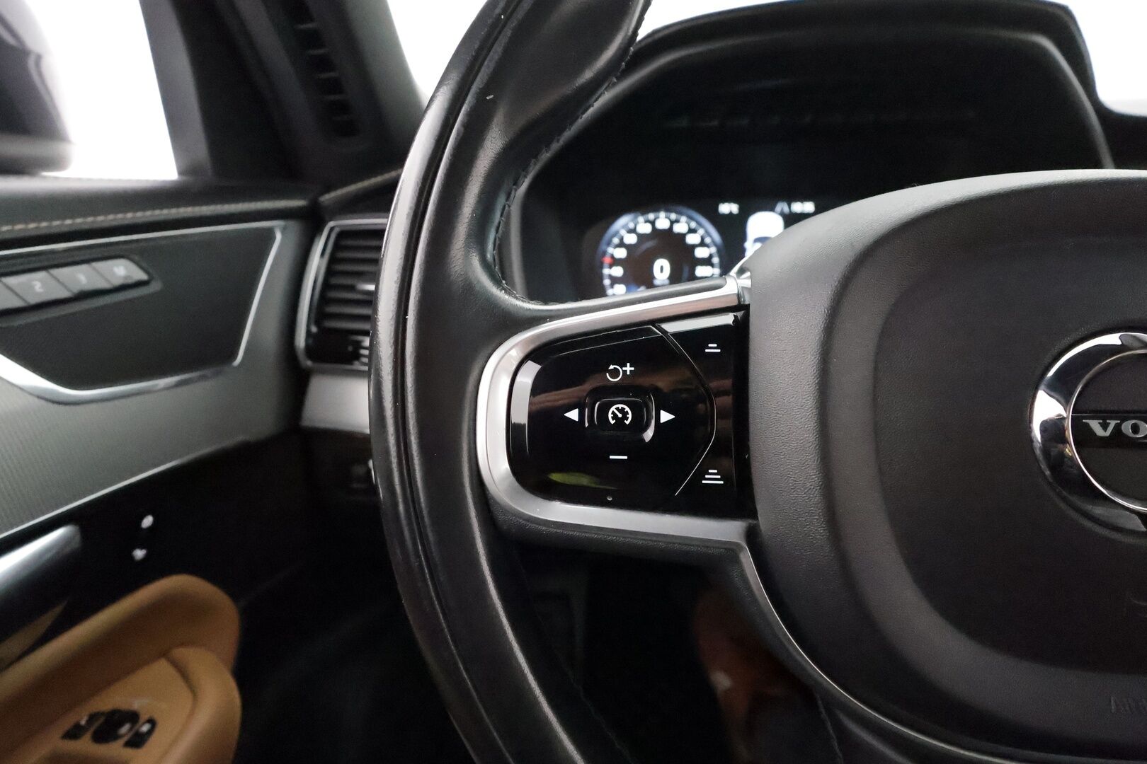 Volvo XC90 2016 T8 Twin Engine AWD Inscription aut **Panorama / HUD / Adapt.Vakkari / Full-LED / Ilmastoidut Sporttinahat Muistilla** - 3,99 % KORKOTARJOUS TÄHÄN AUTOON - Akku kuntotarkastettu / P.Kamera / Webasto / Istuimet-7 / Navi / Kaistavahti / 4-Alueinen AC / Digimittaristo / 2x Renkaat 