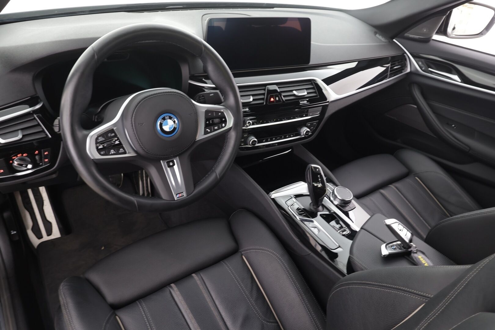 BMW 530 2023 G30 Sedan 530e A Charged Edition M Sport * ACC / Kamera / LED / Navi / Sporttinahat / H&K / Digimittaristo * - 1.Om Suomi-auto / SoH 95.2% / Kahdet renkaat aluvanteilla / Merkkihuollettu