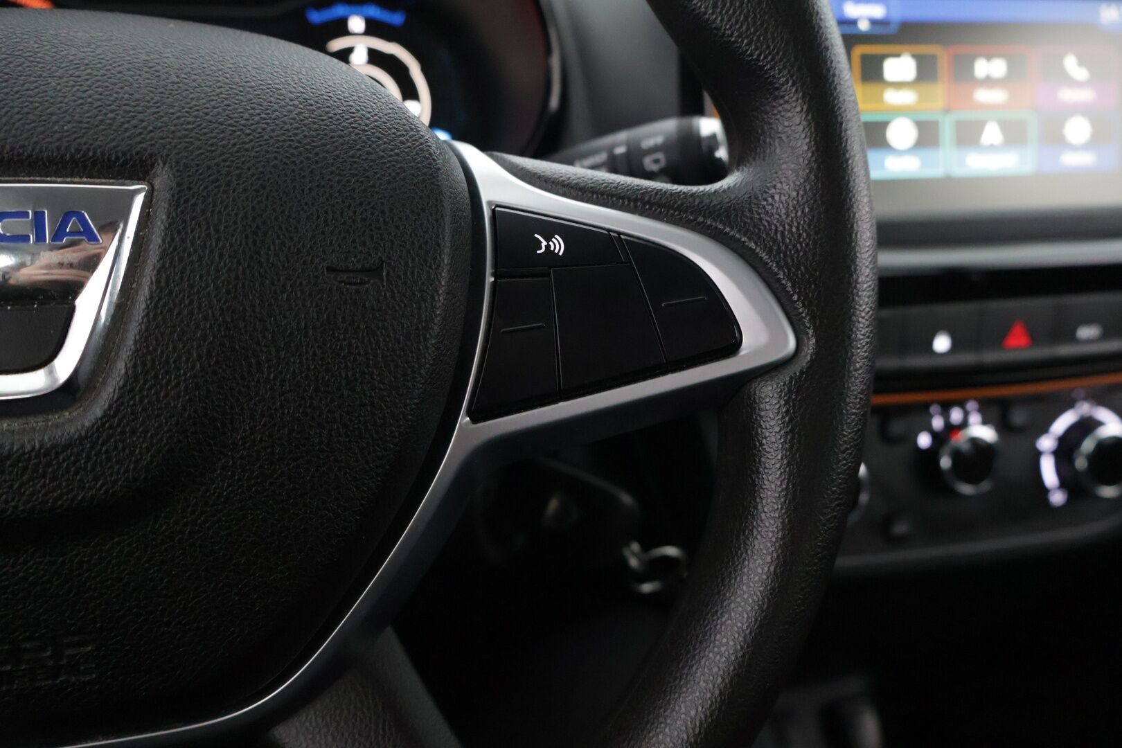 Dacia SPRING 2022 SPRING - P-Kamera / Tutkat / Nahkapenkit / Vakkari