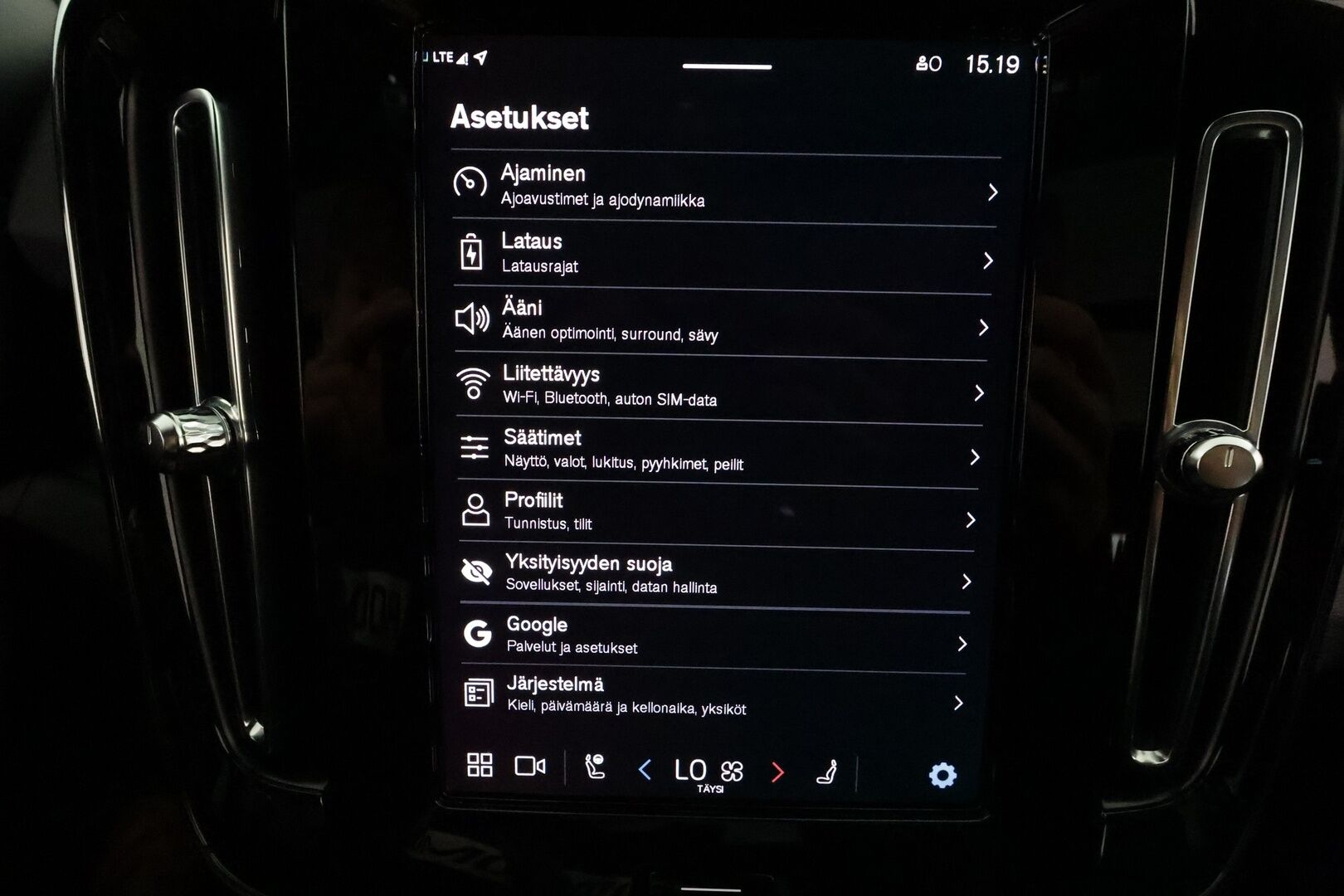 Volvo XC40 2023 Recharge Twin Ultimate aut *Koukku / ACC / 360° / H&K / Panorama / BLIS / ILP / LED / Navi / Muistipenkki * - 3,99 % KORKOTARJOUS TÄHÄN AUTOON 14.9. ASTI! - 1.Om Suomi-auto / SoH 95.7% / Kahdet renkaat aluvanteilla / Facelift / Juuri huollettu! / ALV