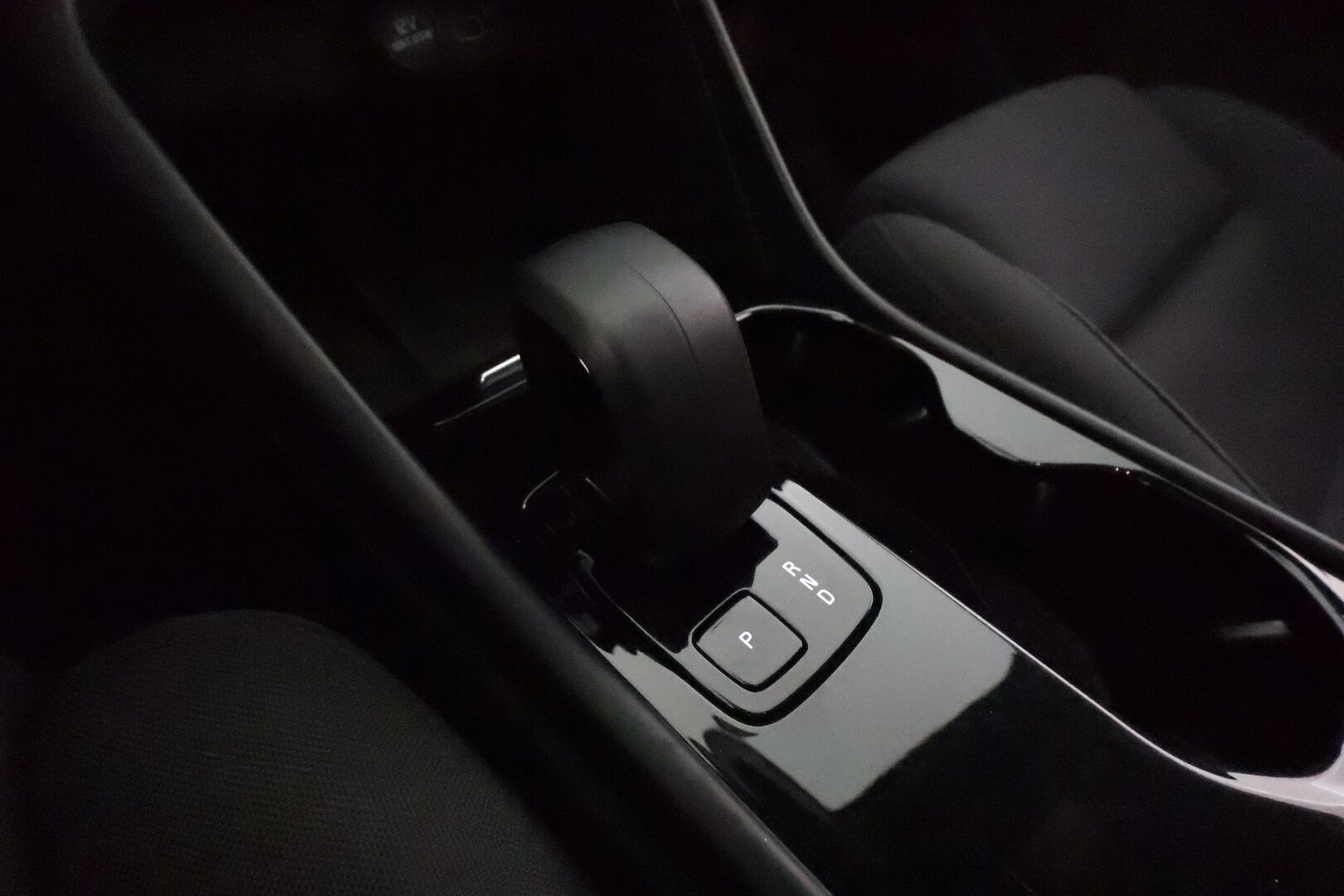 Volvo XC40 2023 Recharge Twin Ultimate aut *Koukku / ACC / 360° / H&K / Panorama / BLIS / ILP / LED / Navi / Muistipenkki * - 3,99 % KORKOTARJOUS TÄHÄN AUTOON 14.9. ASTI! - 1.Om Suomi-auto / SoH 95.7% / Kahdet renkaat aluvanteilla / Facelift / Juuri huollettu! / ALV