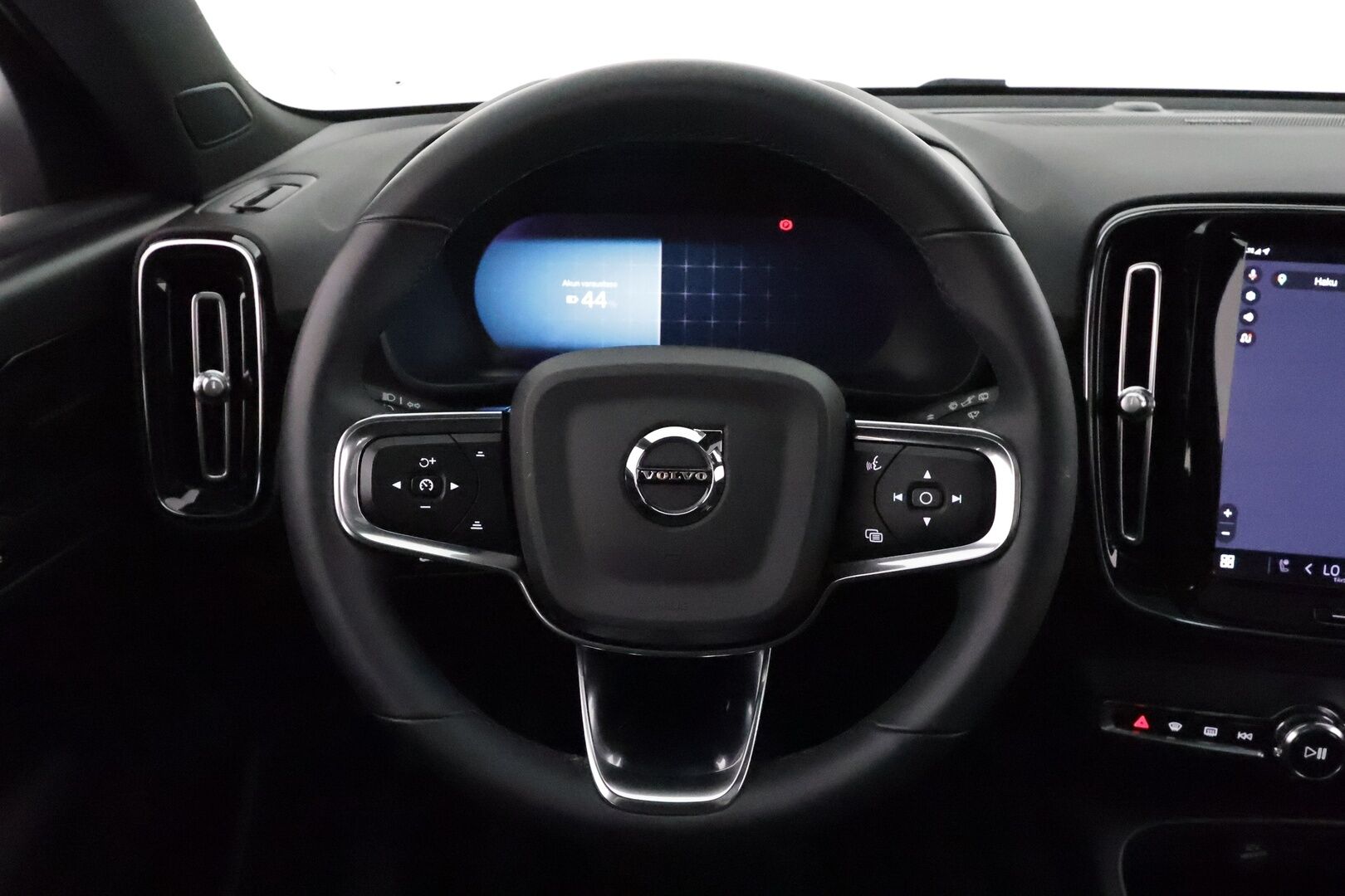 Volvo XC40 2023 Recharge Twin Ultimate aut *Koukku / ACC / 360° / H&K / Panorama / BLIS / ILP / LED / Navi / Muistipenkki * - 3,99 % KORKOTARJOUS TÄHÄN AUTOON 14.9. ASTI! - 1.Om Suomi-auto / SoH 95.7% / Kahdet renkaat aluvanteilla / Facelift / Juuri huollettu! / ALV