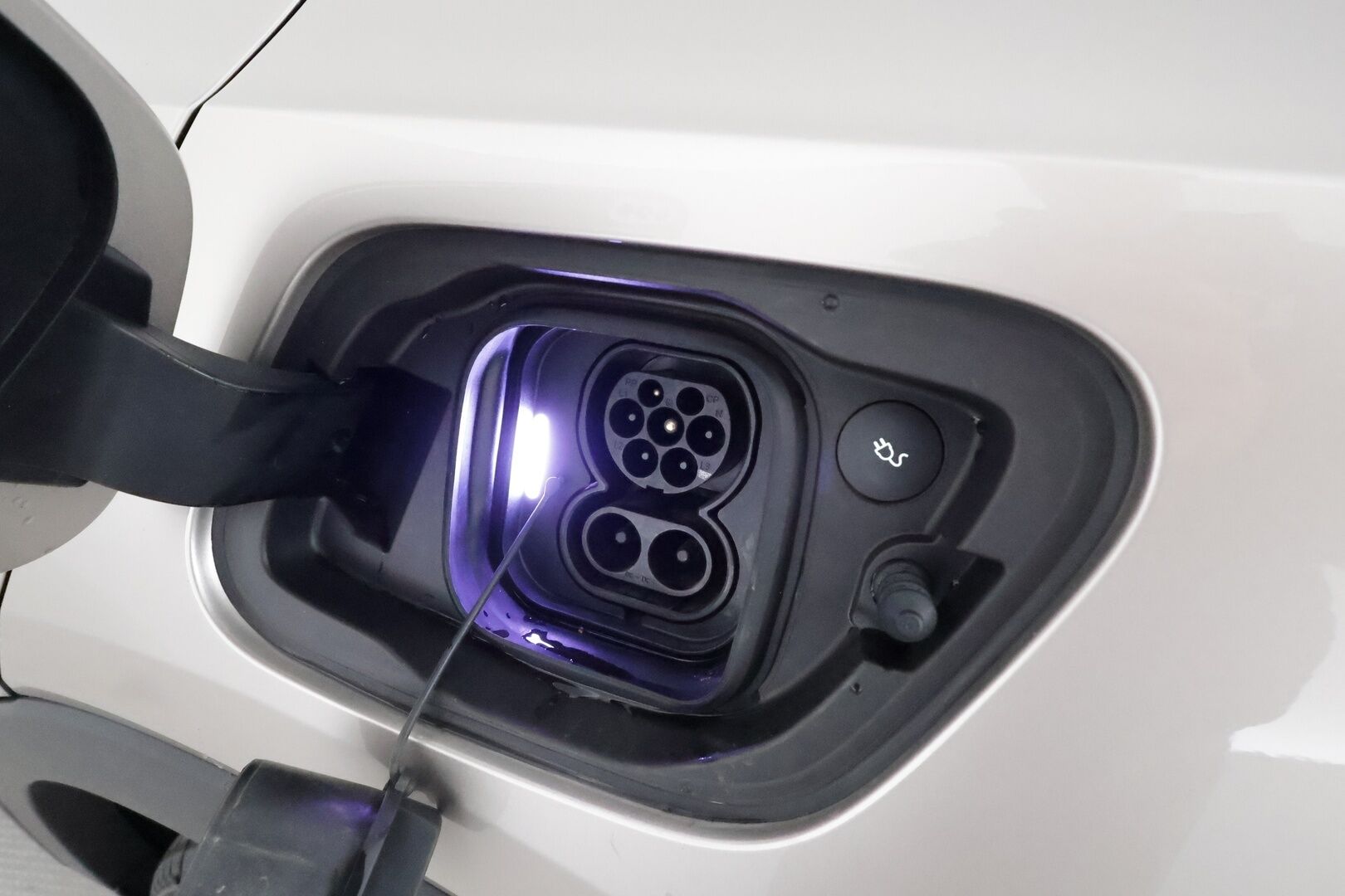 Volvo XC40 2023 Recharge Twin Ultimate aut *Koukku / ACC / 360° / H&K / Panorama / BLIS / ILP / LED / Navi / Muistipenkki * - 3,99 % KORKOTARJOUS TÄHÄN AUTOON 14.9. ASTI! - 1.Om Suomi-auto / SoH 95.7% / Kahdet renkaat aluvanteilla / Facelift / Juuri huollettu! / ALV