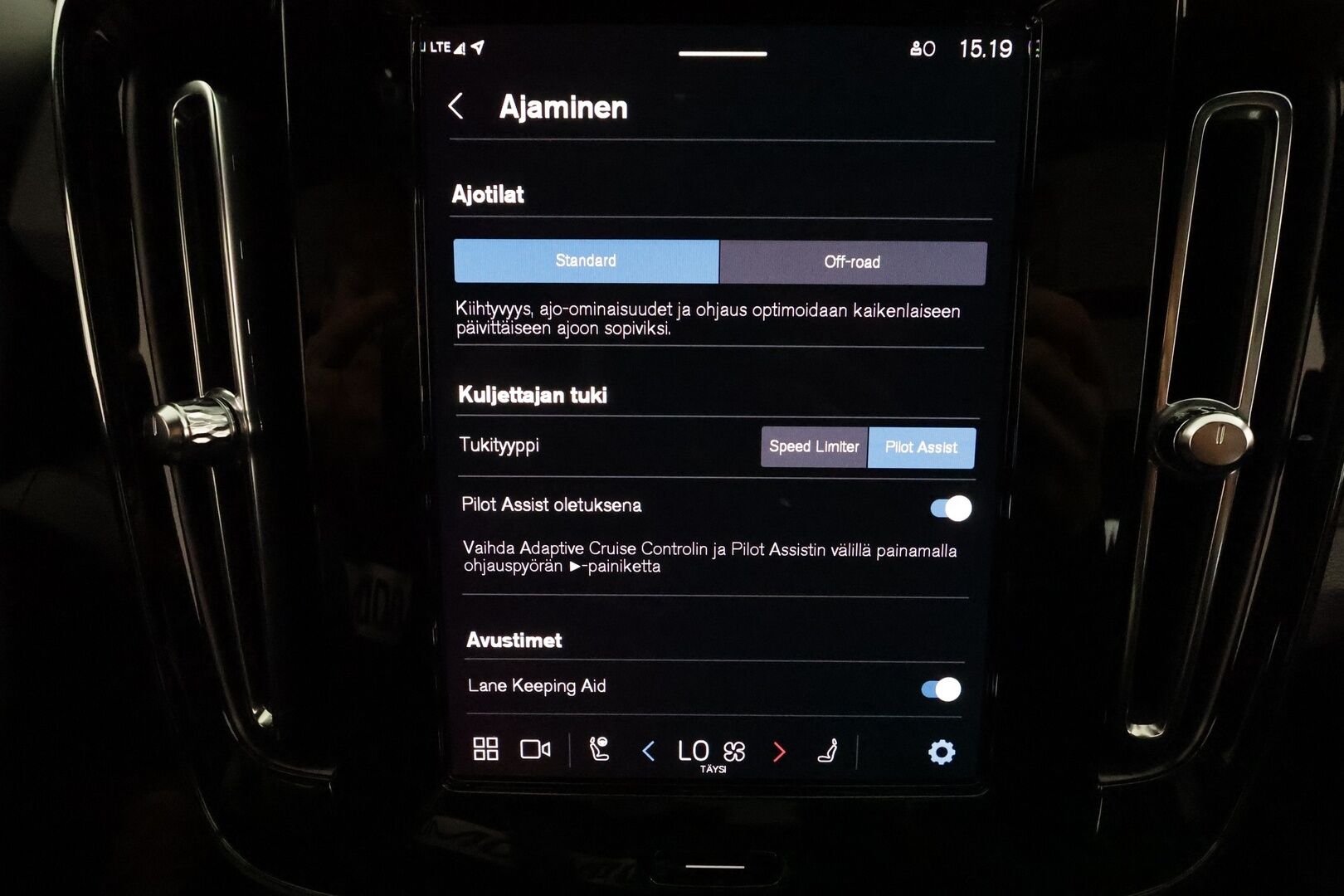 Volvo XC40 2023 Recharge Twin Ultimate aut *Koukku / ACC / 360° / H&K / Panorama / BLIS / ILP / LED / Navi / Muistipenkki * - 3,99 % KORKOTARJOUS TÄHÄN AUTOON 14.9. ASTI! - 1.Om Suomi-auto / SoH 95.7% / Kahdet renkaat aluvanteilla / Facelift / Juuri huollettu! / ALV