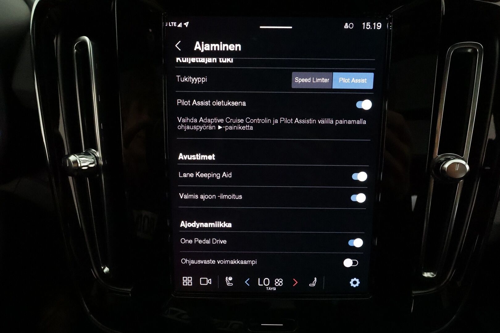 Volvo XC40 2023 Recharge Twin Ultimate aut *Koukku / ACC / 360° / H&K / Panorama / BLIS / ILP / LED / Navi / Muistipenkki * - 3,99 % KORKOTARJOUS TÄHÄN AUTOON 14.9. ASTI! - 1.Om Suomi-auto / SoH 95.7% / Kahdet renkaat aluvanteilla / Facelift / Juuri huollettu! / ALV