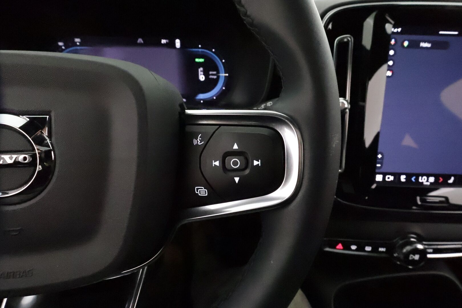 Volvo XC40 2023 Recharge Twin Ultimate aut *Koukku / ACC / 360° / H&K / Panorama / BLIS / ILP / LED / Navi / Muistipenkki * - 3,99 % KORKOTARJOUS TÄHÄN AUTOON 14.9. ASTI! - 1.Om Suomi-auto / SoH 95.7% / Kahdet renkaat aluvanteilla / Facelift / Juuri huollettu! / ALV