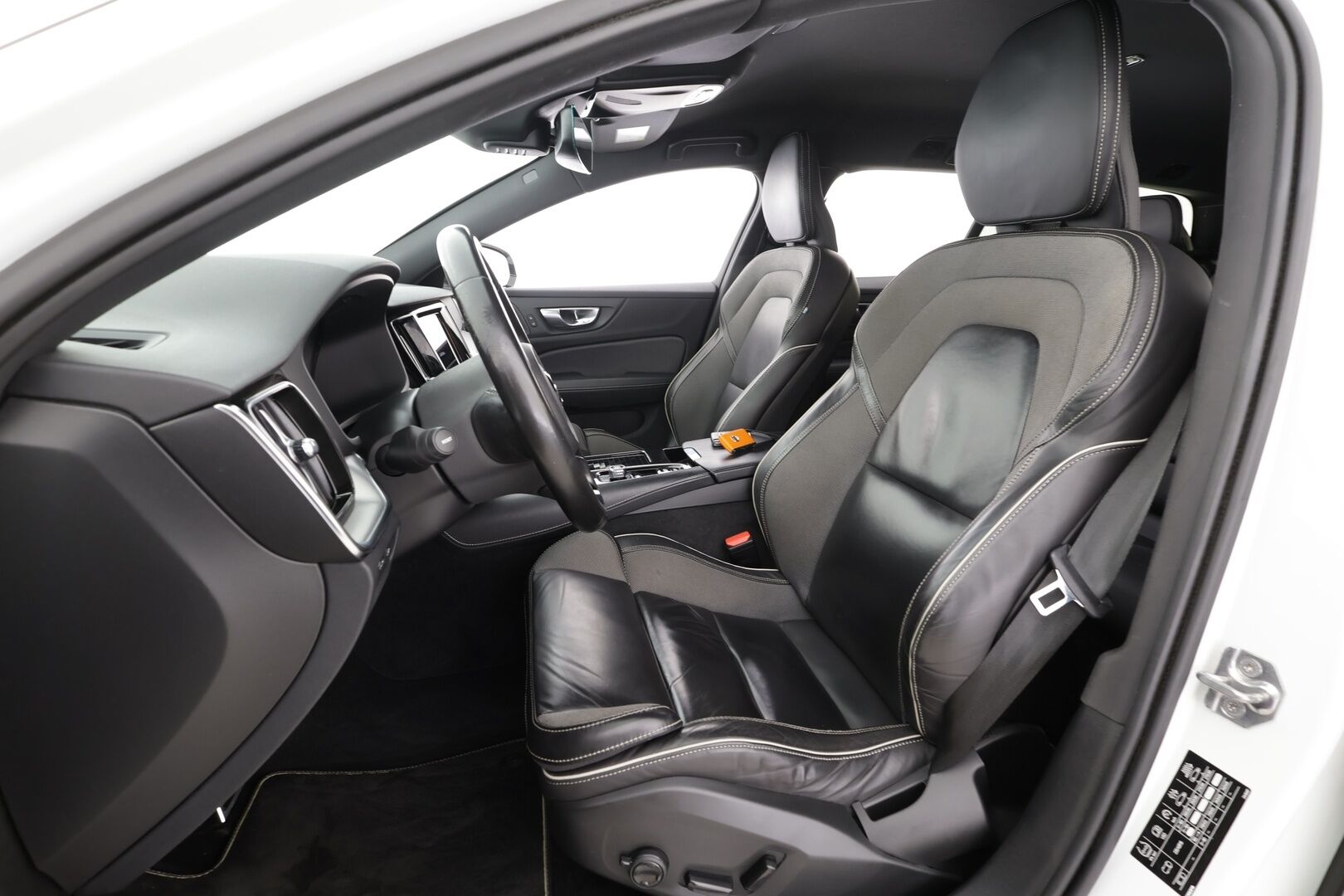 Volvo V60 2021 T8 TwE AWD R-Design aut - | Webasto | ACC | H&K | Full-LED | 360 | Sporttipenkki Muistilla | Navi | Kaistavahti | Keyless | Katveavustin | Kahdet renkaat | 
