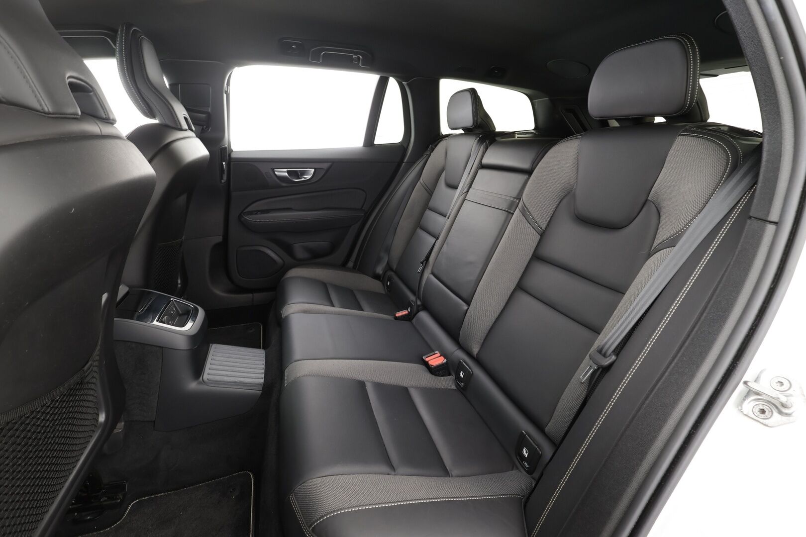 Volvo V60 2021 T8 TwE AWD R-Design aut - | Webasto | ACC | H&K | Full-LED | 360 | Sporttipenkki Muistilla | Navi | Kaistavahti | Keyless | Katveavustin | Kahdet renkaat | 