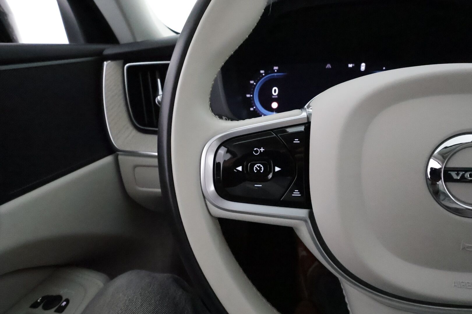 Volvo XC60 2023 T6 AWD Long Range Core aut **Adapt.vakkari / BLIS / Facelift / Panorama / Vaaleat nahat / Navi / Webasto** - 3,99 % KORKOTARJOUS TÄHÄN AUTOON 31.8. ASTI! - 1.Om Suomi-auto / Merkkihuollettu / Kahdet renkaat aluvanteilla / Digimittaristo / Penkinlämmittimet takana / Ratinlämmitin