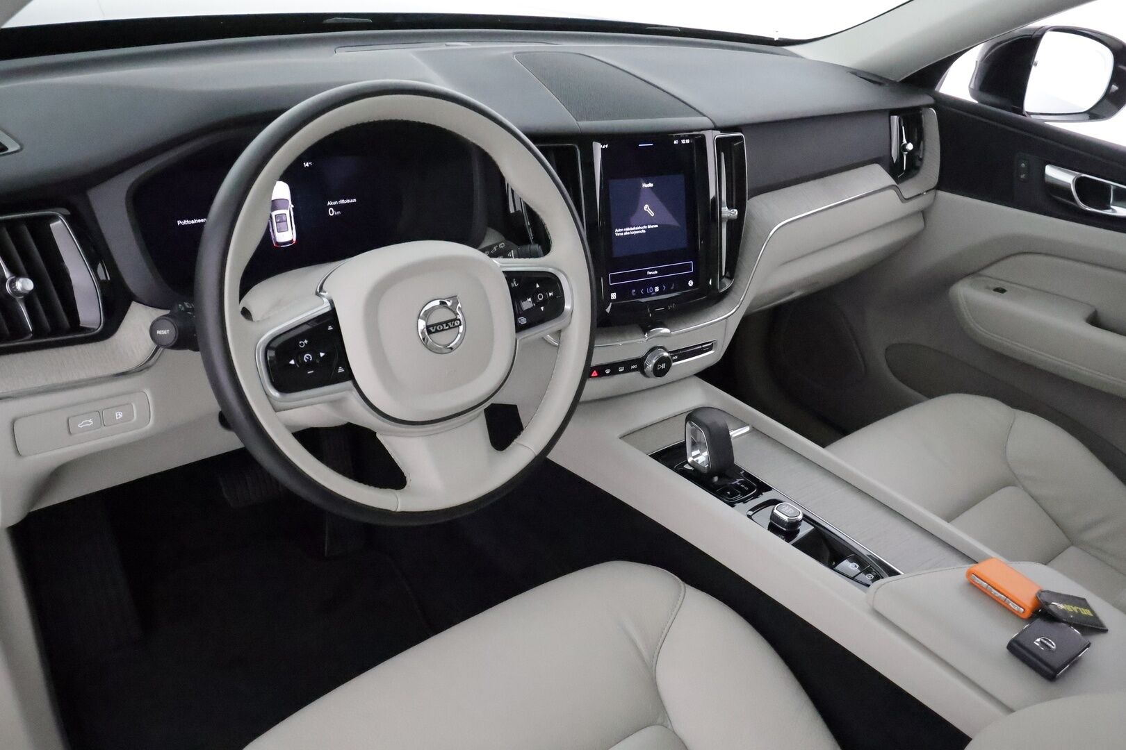 Volvo XC60 2023 T6 AWD Long Range Core aut **Adapt.vakkari / BLIS / Facelift / Panorama / Vaaleat nahat / Navi / Webasto** - 3,99 % KORKOTARJOUS TÄHÄN AUTOON 31.8. ASTI! - 1.Om Suomi-auto / Merkkihuollettu / Kahdet renkaat aluvanteilla / Digimittaristo / Penkinlämmittimet takana / Ratinlämmitin