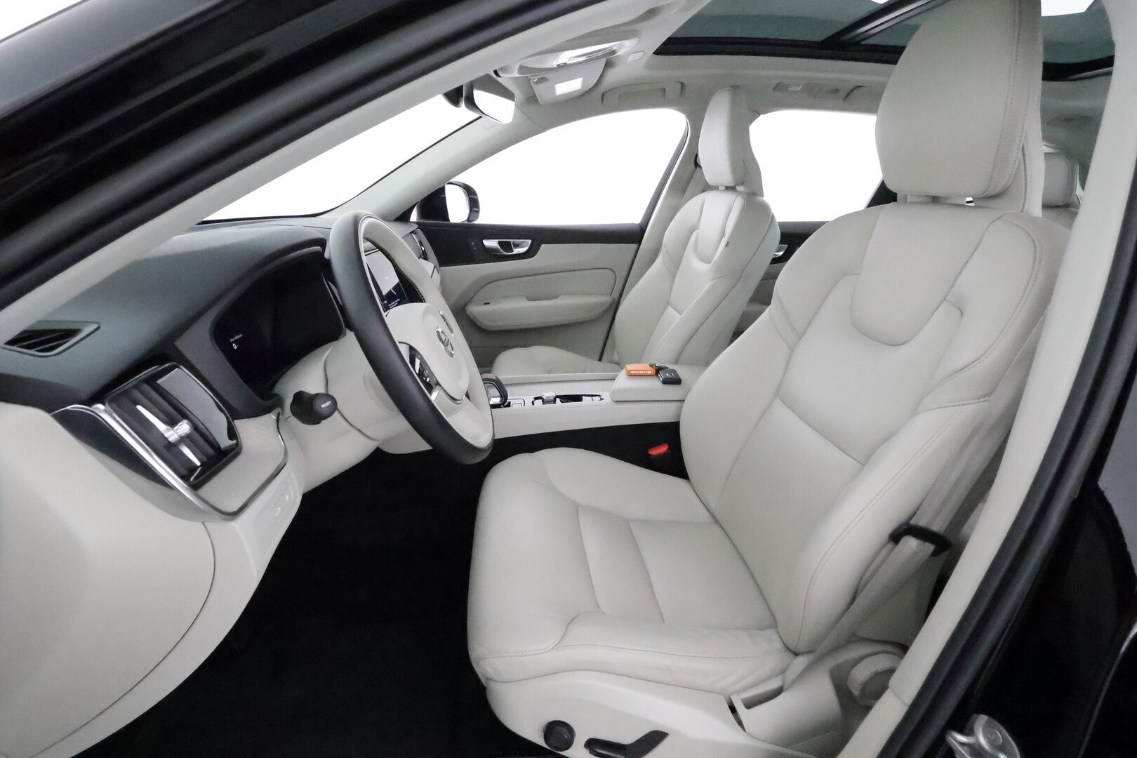 Volvo XC60 2023 T6 AWD Long Range Core aut **Adapt.vakkari / BLIS / Facelift / Panorama / Vaaleat nahat / Navi / Webasto** - 3,99 % KORKOTARJOUS TÄHÄN AUTOON 31.8. ASTI! - 1.Om Suomi-auto / Merkkihuollettu / Kahdet renkaat aluvanteilla / Digimittaristo / Penkinlämmittimet takana / Ratinlämmitin