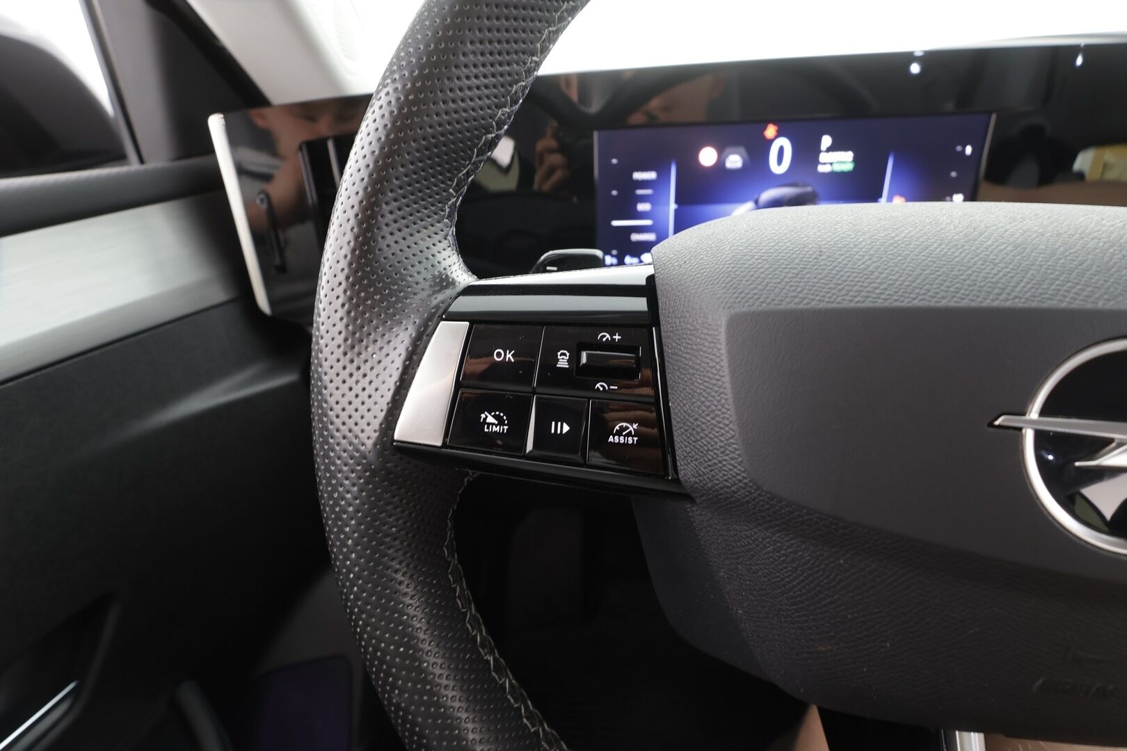Opel Astra 2022 Innovation Plus 180 A PHEV * ACC / LED / P.kamera / Osanahat / Keyless / Lämm. ratti / Lämm. tuulilasi * - 1.om suomi-auto / Merkkihuollot / Kahdet renkaat aluvantein
