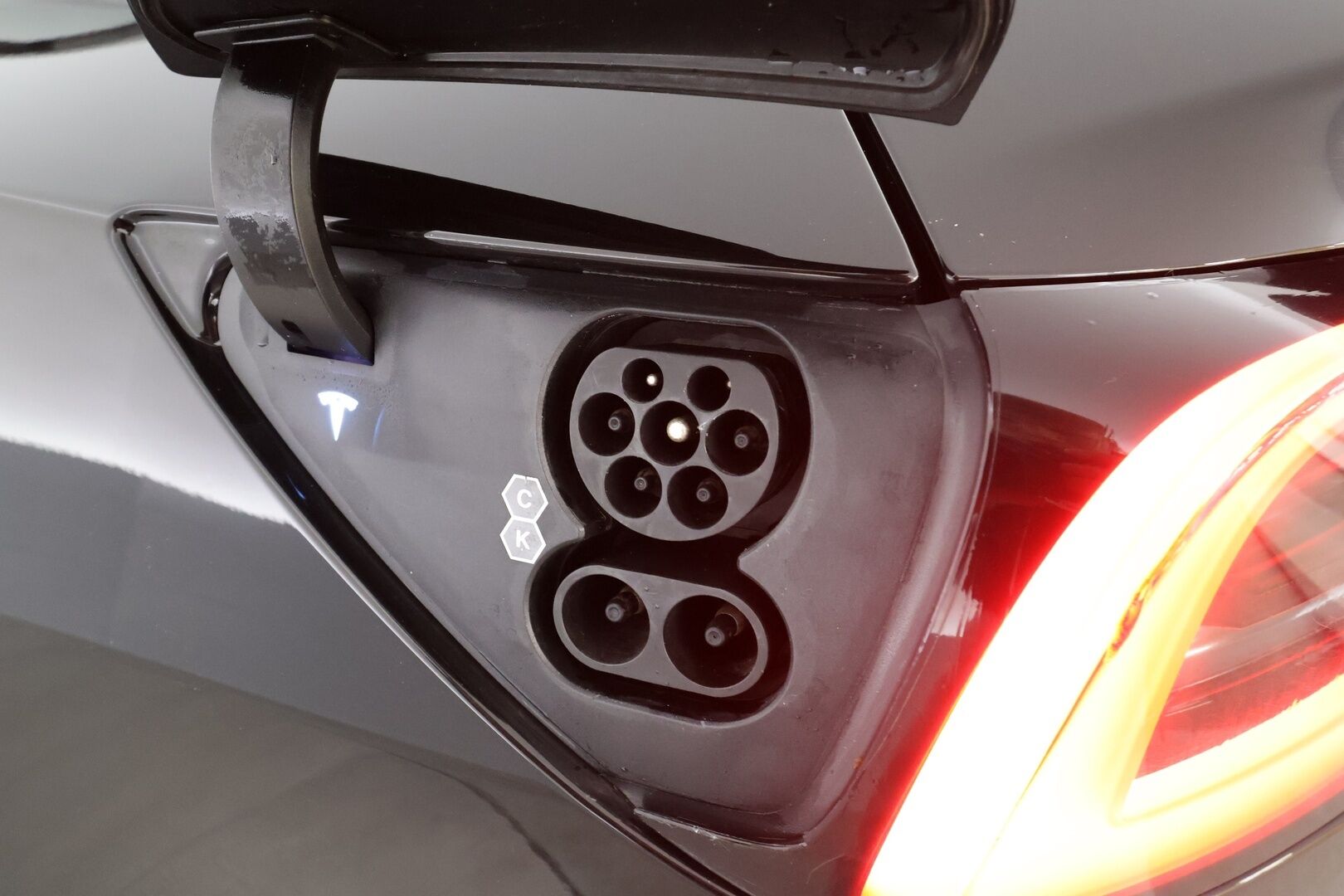Tesla Model 3 2021 Performance AWD * Lämpöpumppu / Lasikatto / Matrix LED / Premium Audio / Peruutuskamera / Muistipenkki - Akku kuntotarkastettu / Kahdet Renkaat / Juuri tullut Tampereelle!