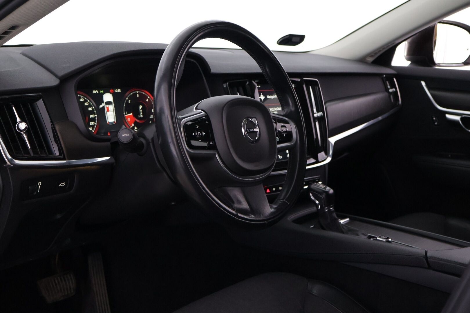 Volvo V90 2019 Cross Country D4 AWD Business *VOC / Webasto / Navi / Adapt. Vakkari / Pilot Assist / Puolinahat / Digimittaristo* - Kahdet hyvät renkaat / Siististi pidetty