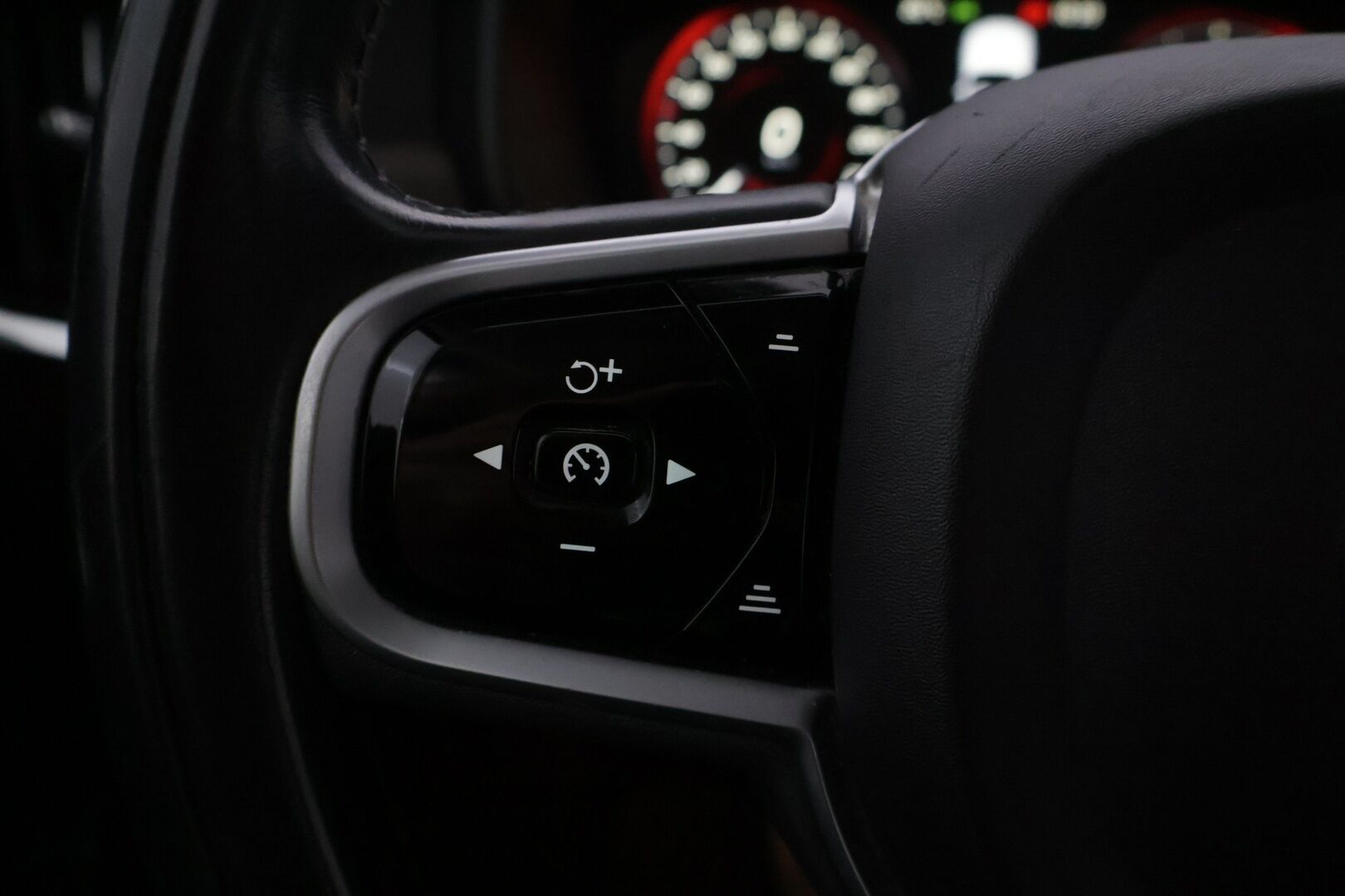 Volvo V90 CROSS COUNTRY 2019 D4 AWD Plus aut *VOC / Webasto / Navi / Adapt. Vakkari / Pilot Assist / Muistipenkit / Digimittaristo* - Kahdet hyvät renkaat / Siististi pidetty