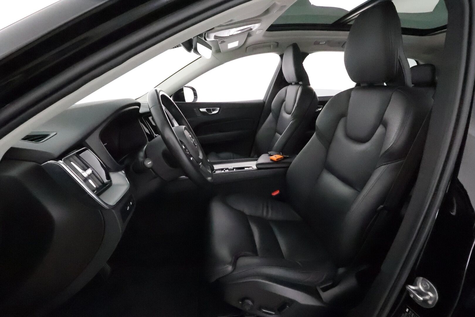 Volvo XC60 2023 T6 AWD Long Range Plus Bright aut * Webasto / Panorama / Adapt.Vakkari / Full LED / Peruutuskamera / Sporttinahat Muistilla - 1-om Suomi-auto / Akku kuntotarkastettu! / Kahdet Renkaat / Merkkihuollettu!