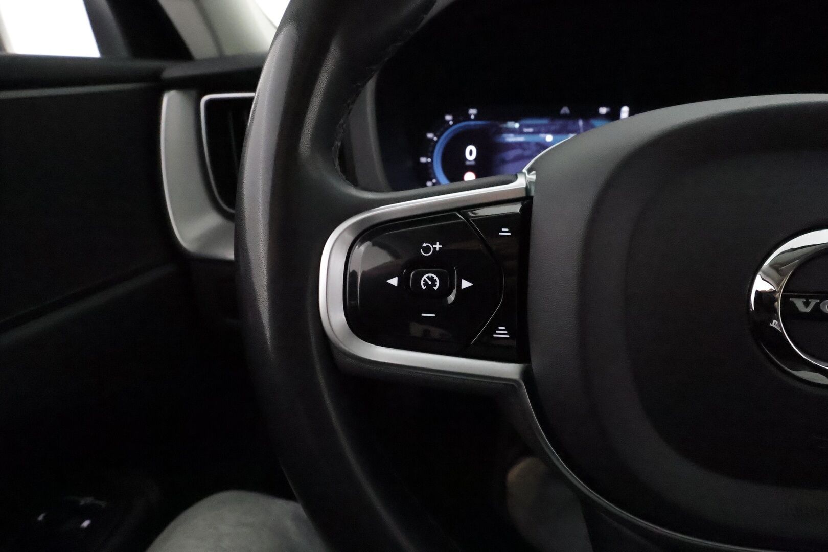 Volvo XC60 2023 T6 AWD Long Range Plus Bright aut * Webasto / Panorama / Adapt.Vakkari / Full LED / Peruutuskamera / Sporttinahat Muistilla - 1-om Suomi-auto / Akku kuntotarkastettu! / Kahdet Renkaat / Merkkihuollettu!