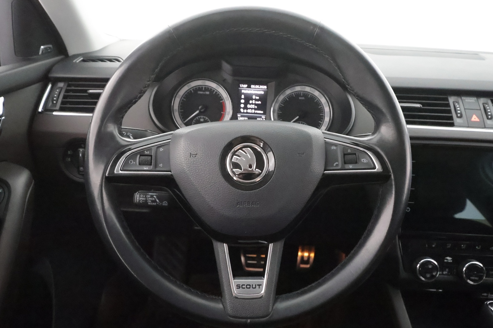 Skoda Octavia 2018 Combi 1,8TSI 4X4 Scout DSG * ACC / Webasto / Koukku / LED / P.Kamera / Apple&Android * - Kahdet Renkaat