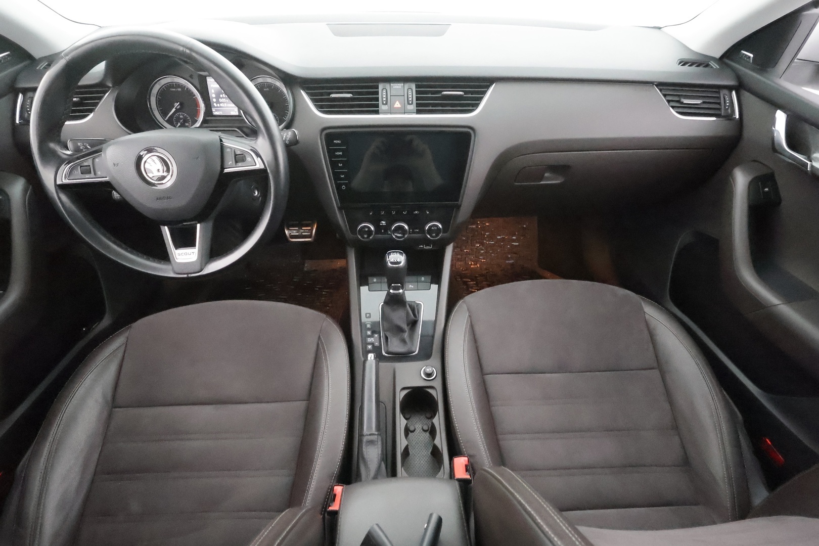 Skoda Octavia 2018 Combi 1,8TSI 4X4 Scout DSG * ACC / Webasto / Koukku / LED / P.Kamera / Apple&Android * - Kahdet Renkaat