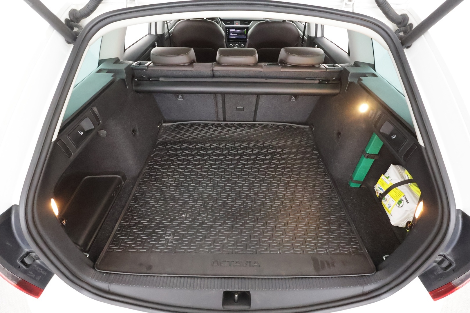 Skoda Octavia 2018 Combi 1,8TSI 4X4 Scout DSG * ACC / Webasto / Koukku / LED / P.Kamera / Apple&Android * - Kahdet Renkaat