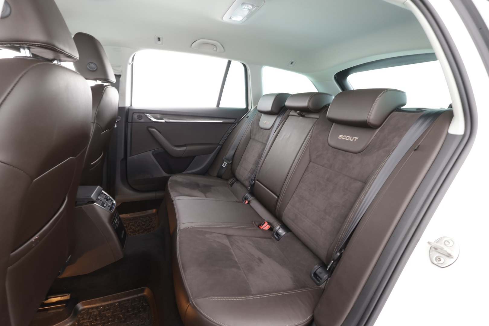 Skoda Octavia 2018 Combi 1,8TSI 4X4 Scout DSG * ACC / Webasto / Koukku / LED / P.Kamera / Apple&Android * - Kahdet Renkaat