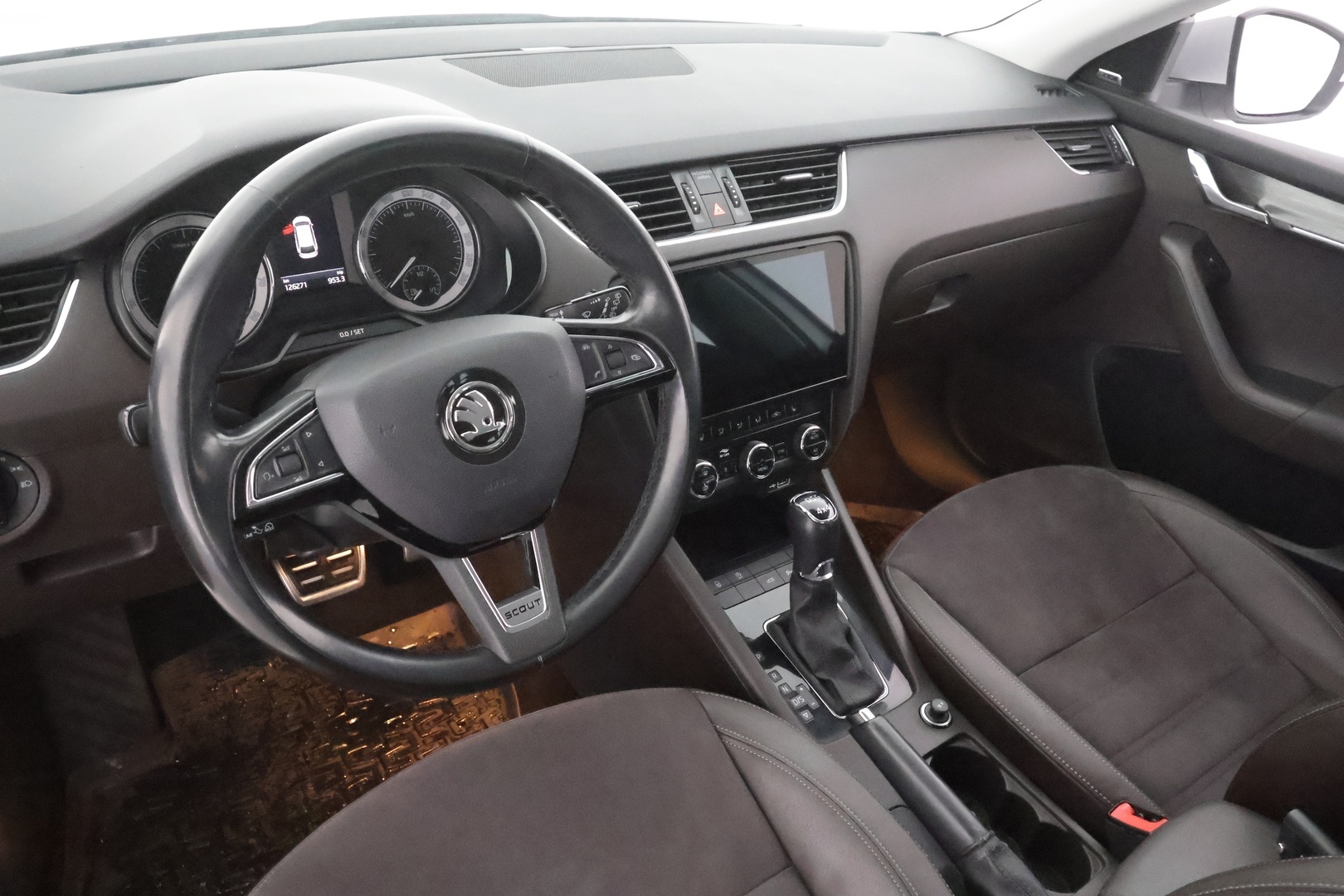 Skoda Octavia 2018 Combi 1,8TSI 4X4 Scout DSG * ACC / Webasto / Koukku / LED / P.Kamera / Apple&Android * - Kahdet Renkaat