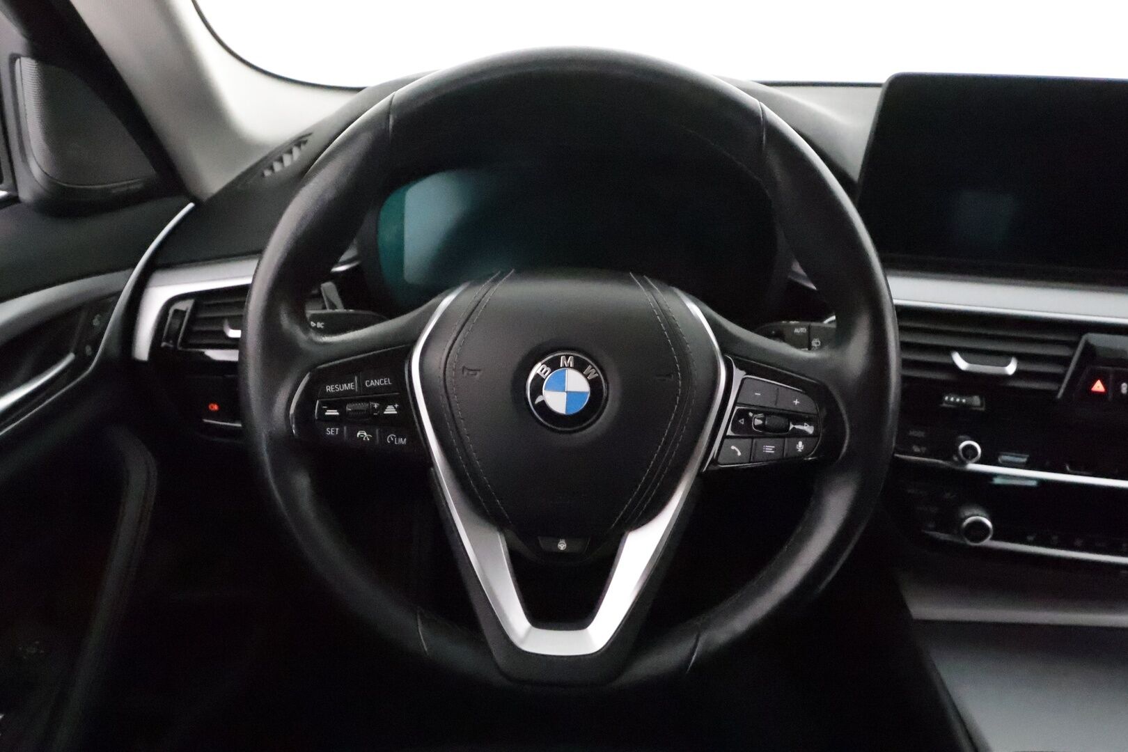 BMW 520 2022 G31 Touring 520d A xDrive MHEV *ACC / Webasto / Comfort Access / LED / Navi / Koukku / H&K / P.kamera* - 1.Om Suomi-auto / Kahdet renkaat aluvanteilla