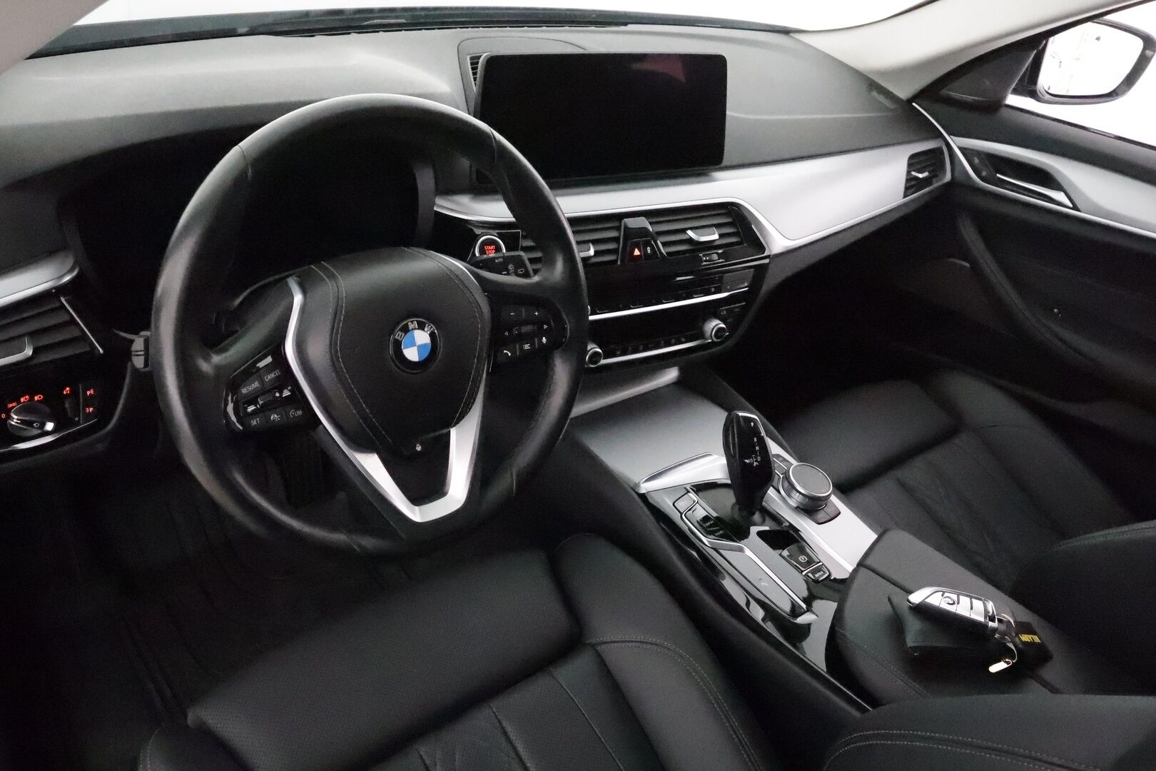 BMW 520 2022 G31 Touring 520d A xDrive MHEV *ACC / Webasto / Comfort Access / LED / Navi / Koukku / H&K / P.kamera* - 1.Om Suomi-auto / Kahdet renkaat aluvanteilla