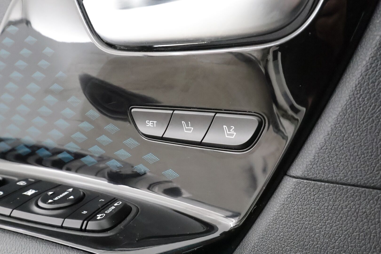 Kia NIRO 2019 Business Luxury 64 kWh 204 hv * ACC / P.kamera / ILP / Lasikattoluukku / JBL / Muistipenkki / Navi / Ilmastoidut nahat * - Akku kuntotarkastettu / Kahdet renkaat aluvanteilla / Merkkihuollettu