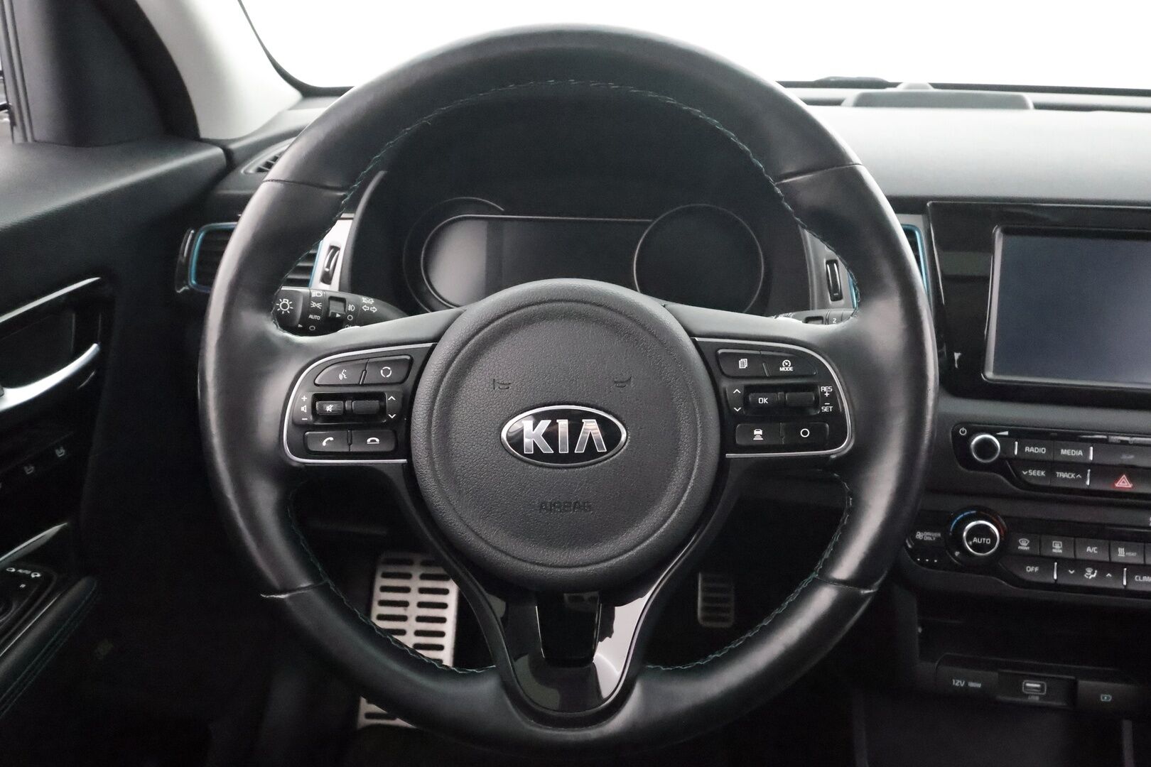 Kia Niro Electric 2019 Business Luxury 64 kWh 204 hv * ACC / P.kamera / ILP / Lasikattoluukku / JBL / Muistipenkki / Navi / Ilmastoidut nahat * - Akku kuntotarkastettu / Kahdet renkaat aluvanteilla / Merkkihuollettu