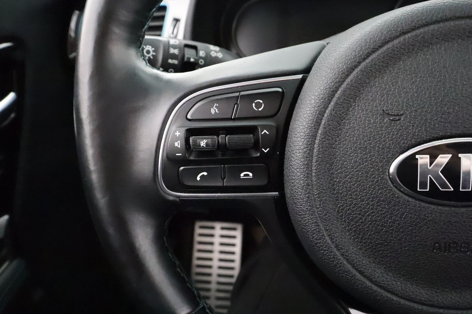 Kia Niro Electric 2019 Business Luxury 64 kWh 204 hv * ACC / P.kamera / ILP / Lasikattoluukku / JBL / Muistipenkki / Navi / Ilmastoidut nahat * - Akku kuntotarkastettu / Kahdet renkaat aluvanteilla / Merkkihuollettu